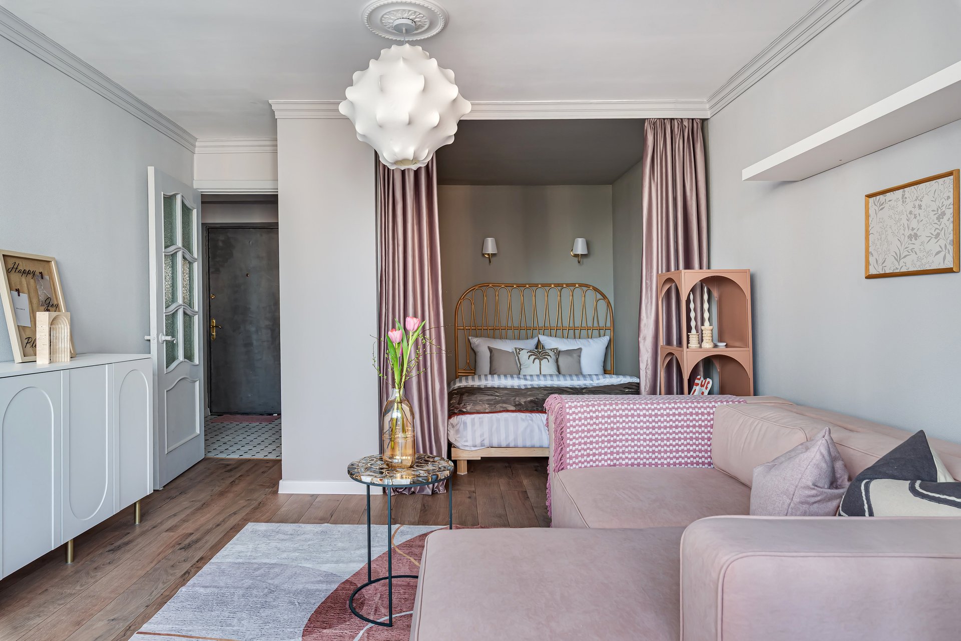 chambre alcôve mur vert dans salon avec canapé velours rose studio rénové de 34m2 chambre alcôve mur vert dans salon avec canapé velours rose studio rénové de 34m2