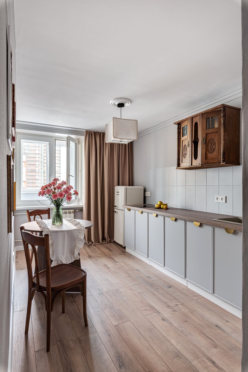 cuisine séparée grise dans studio rénové de 34m2 cuisine séparée grise dans studio rénové de 34m2