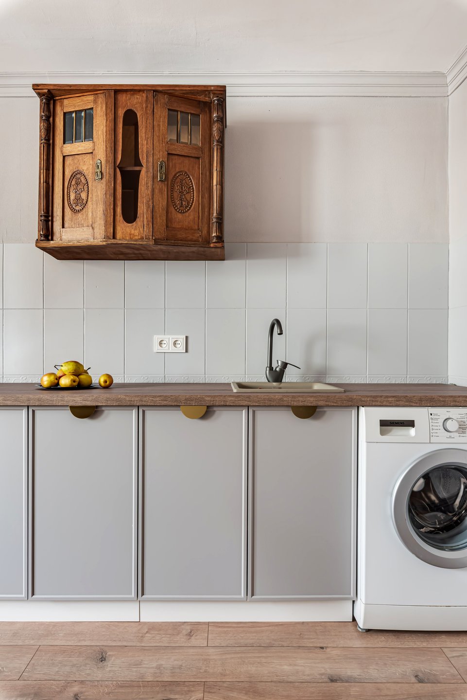 cuisine séparée grise dans studio rénové de 34m2 cuisine séparée grise dans studio rénové de 34m2