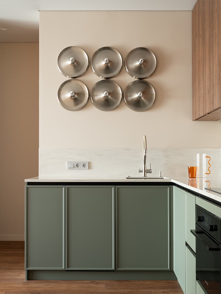 cuisine verte et bois en L décoration contemporaine petit appartement de 42m2 cuisine verte et bois en L décoration contemporaine petit appartement de 42m2