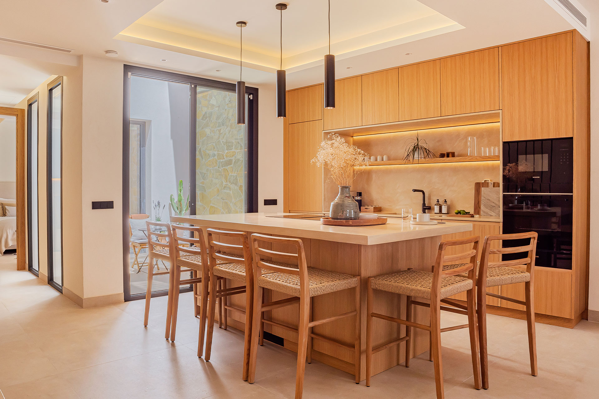 cuisine ouverte avec îlot décoration naturelle maison de ville rénovée en Andalousie Casa Luna de Miel Estepona