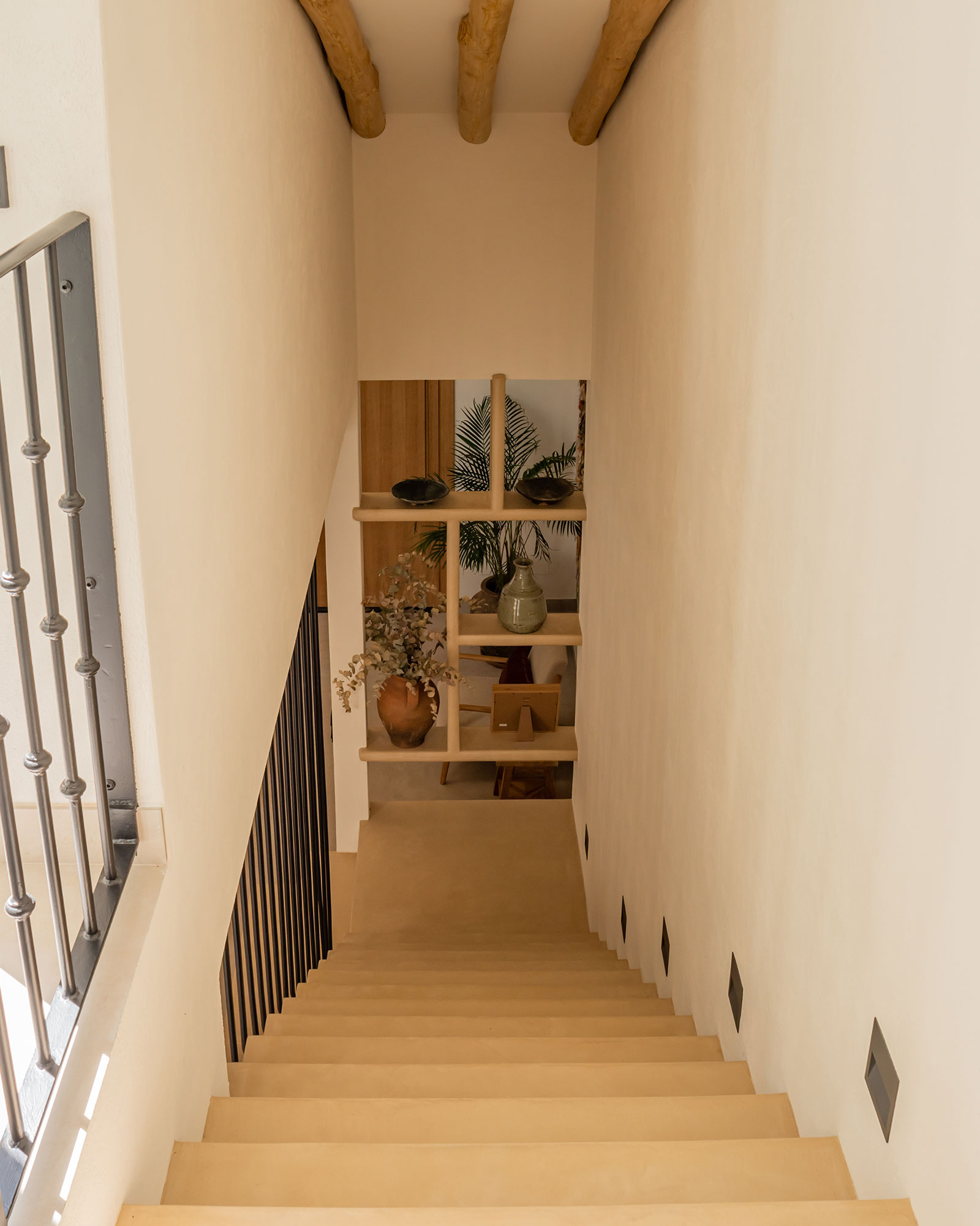 escalier avec poutres maison de ville rénovée en Andalousie Casa Luna de Miel Estepona