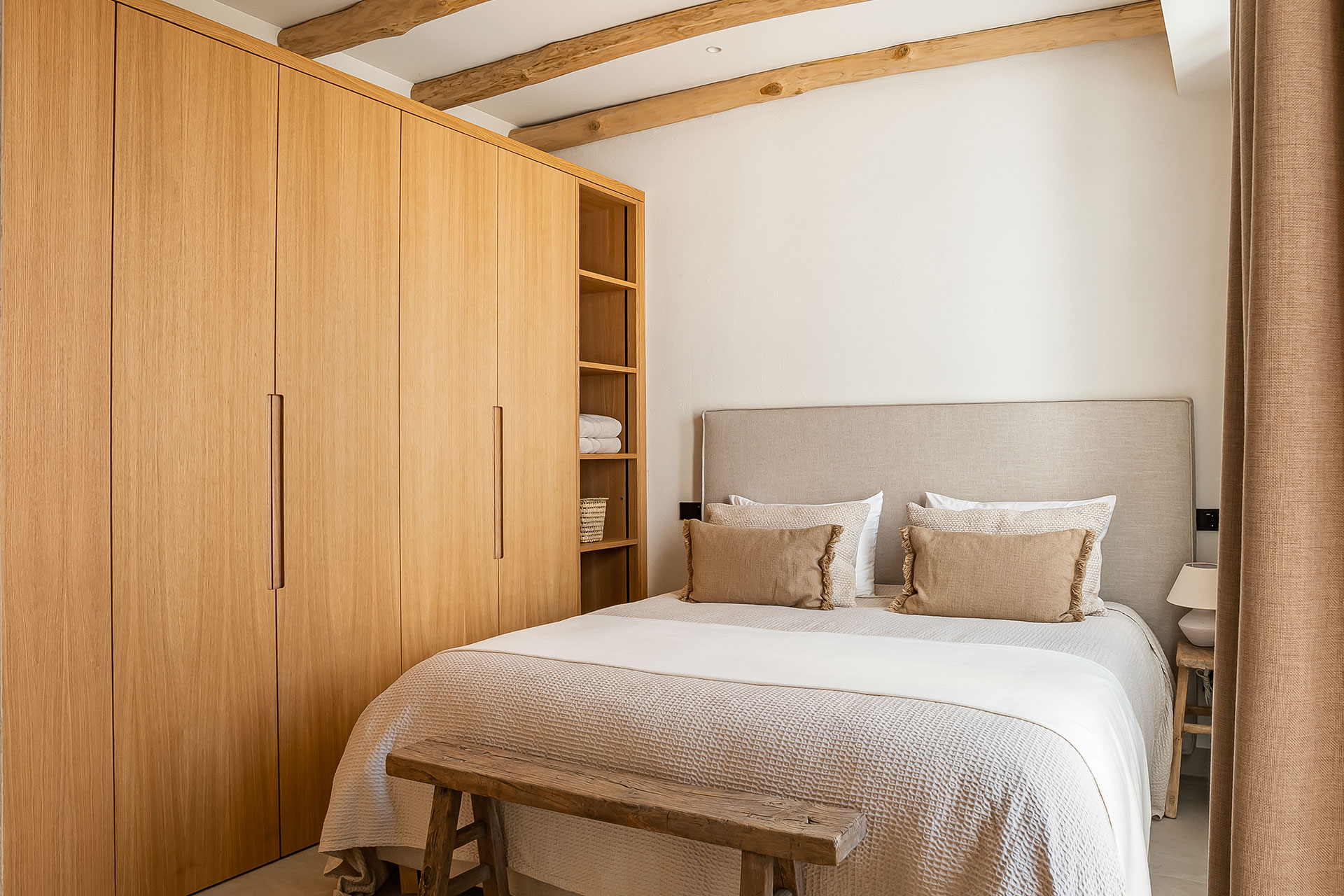chambre avec poutres décoration naturelle maison de ville rénovée en Andalousie Casa Luna de Miel Estepona