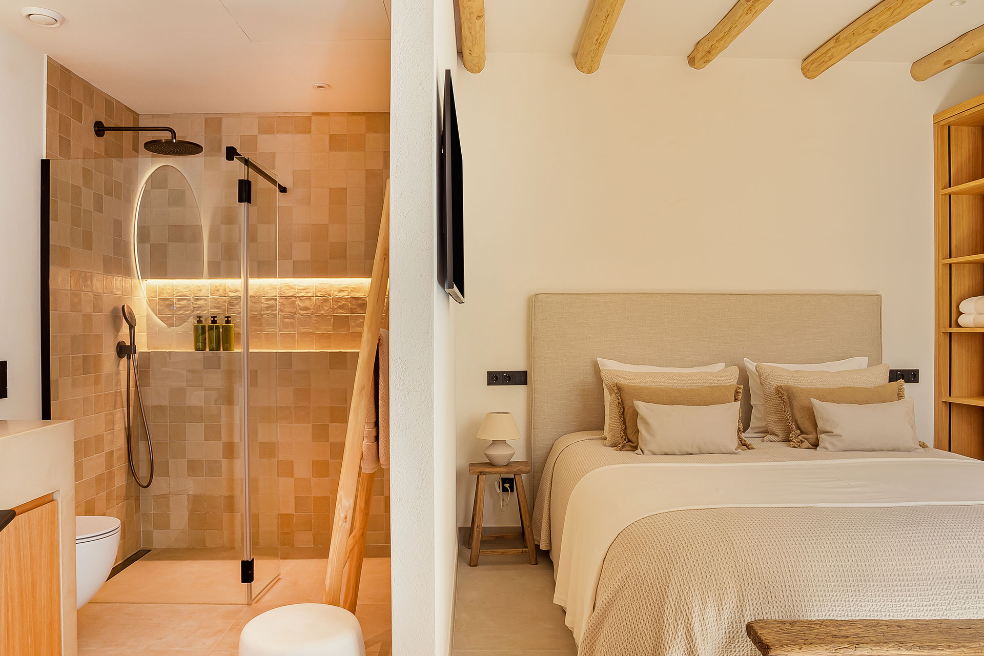salle de bain et chambre avec poutres décoration naturelle maison de ville rénovée en Andalousie Casa Luna de Miel Estepona