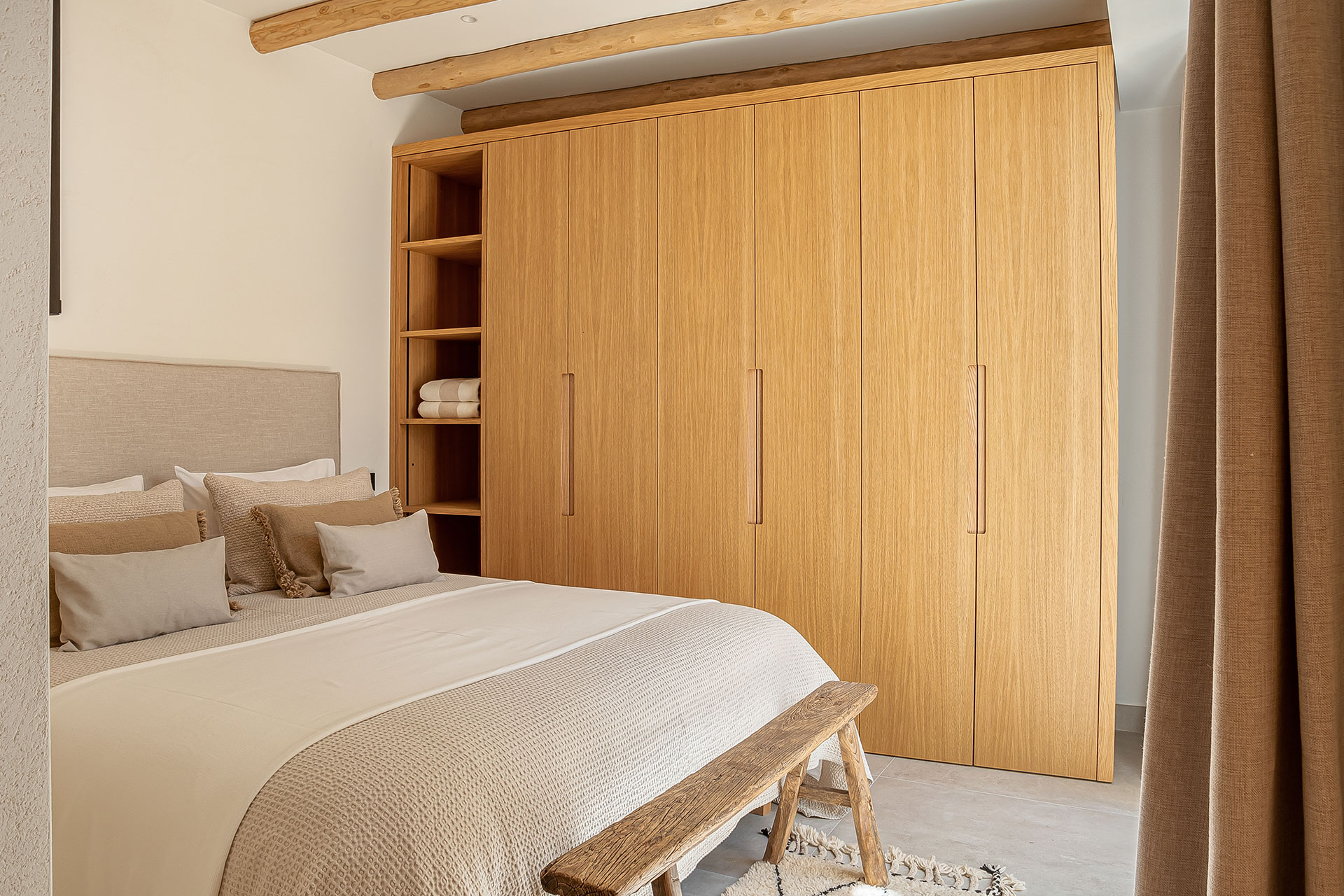 chambre avec poutres décoration naturelle maison de ville rénovée en Andalousie Casa Luna de Miel Estepona