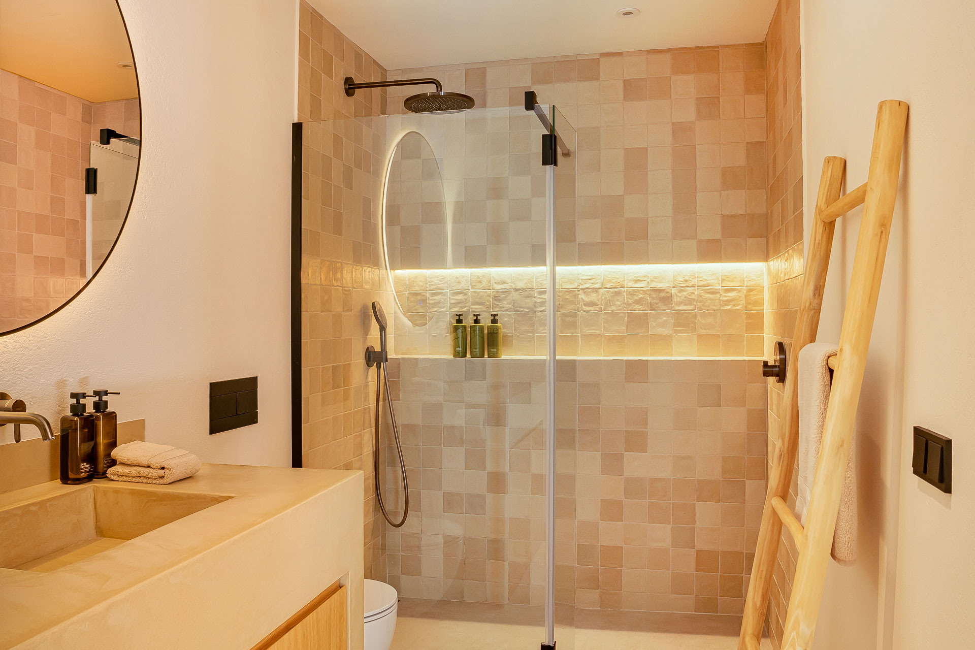 salle de bain décoration naturelle maison de ville rénovée en Andalousie Casa Luna de Miel Estepona