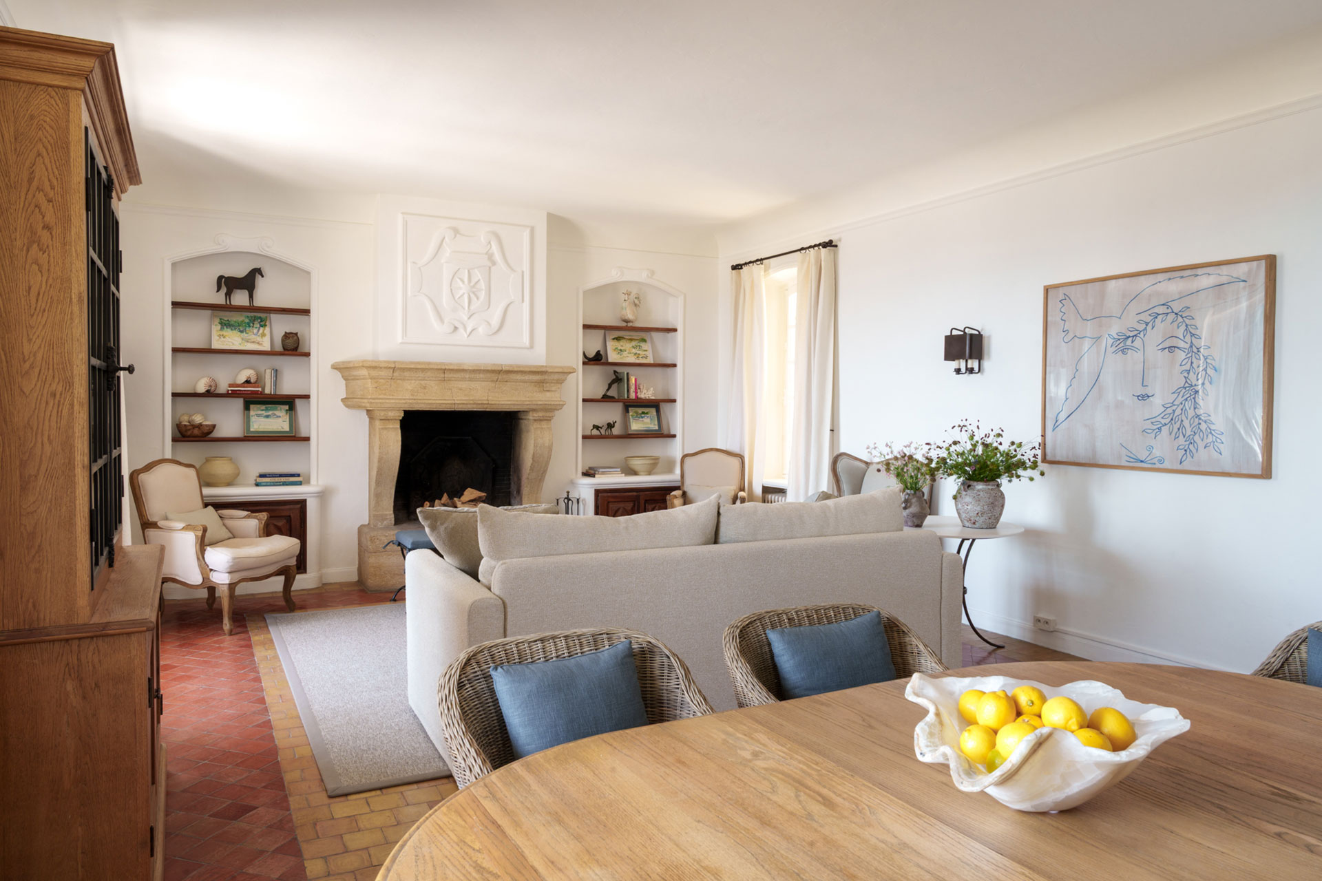 salon avec cheminée pierre décoration classique chic maison provençale Casa del Sol Grasse salon avec cheminée pierre décoration classique chic maison provençale Casa del Sol Grasse