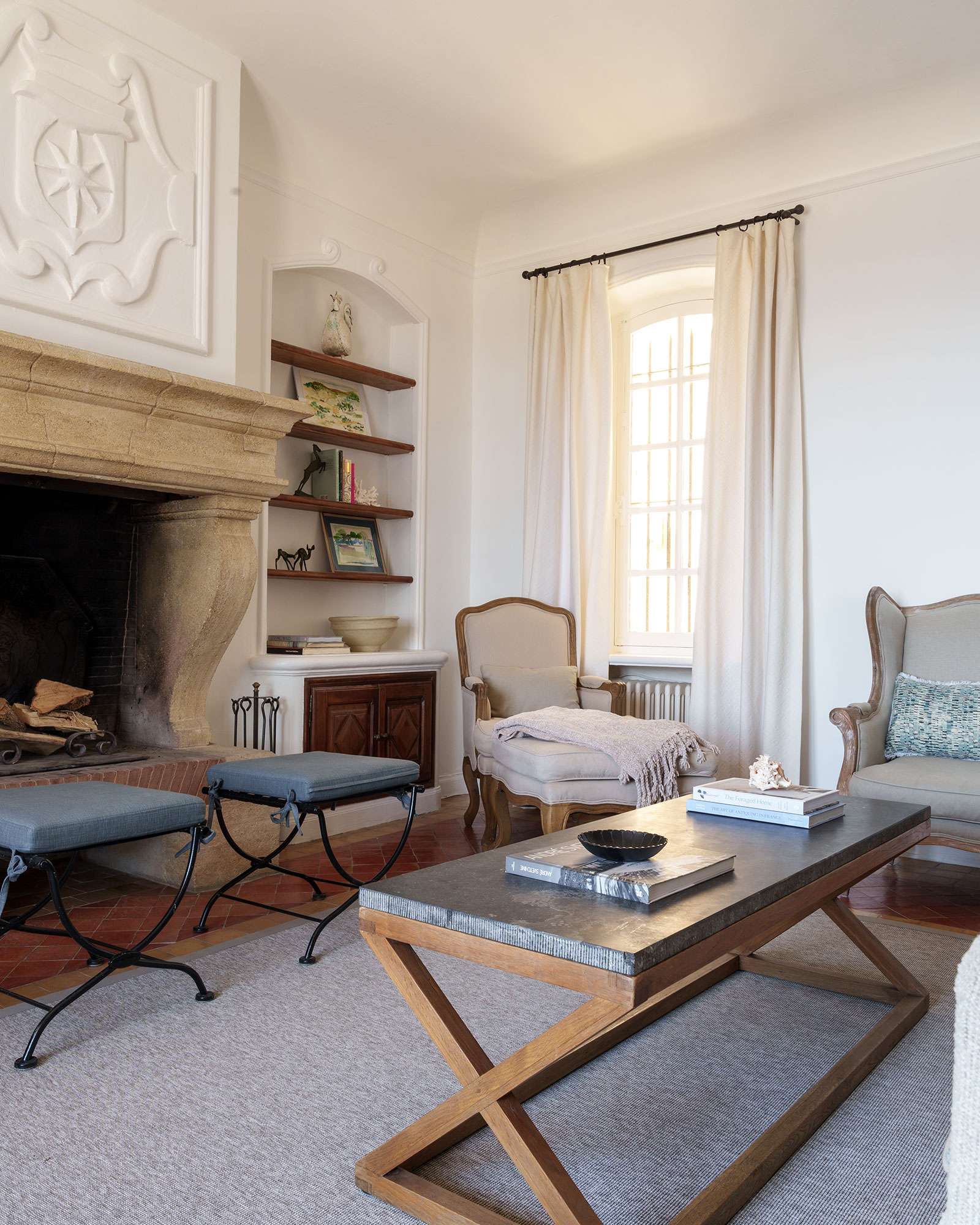 salon avec cheminée pierre décoration classique chic maison provençale Casa del Sol Grasse salon avec cheminée pierre décoration classique chic maison provençale Casa del Sol Grasse