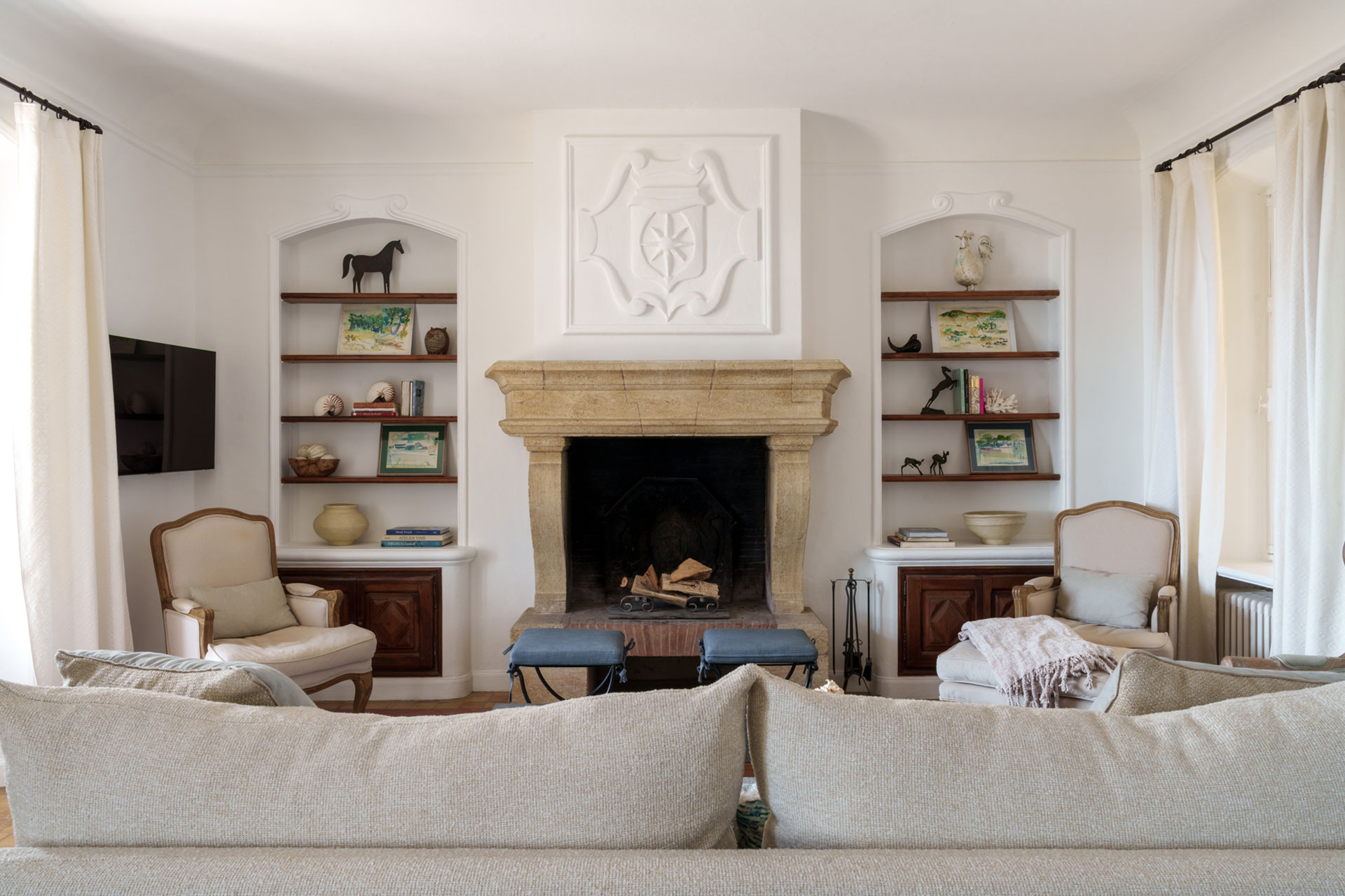 salon avec cheminée pierre décoration classique chic maison provençale Casa del Sol Grasse salon avec cheminée pierre décoration classique chic maison provençale Casa del Sol Grasse