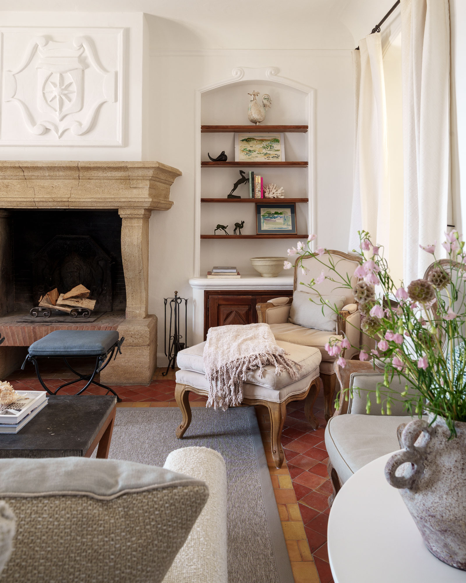salon avec cheminée pierre décoration classique chic maison provençale Casa del Sol Grasse salon avec cheminée pierre décoration classique chic maison provençale Casa del Sol Grasse