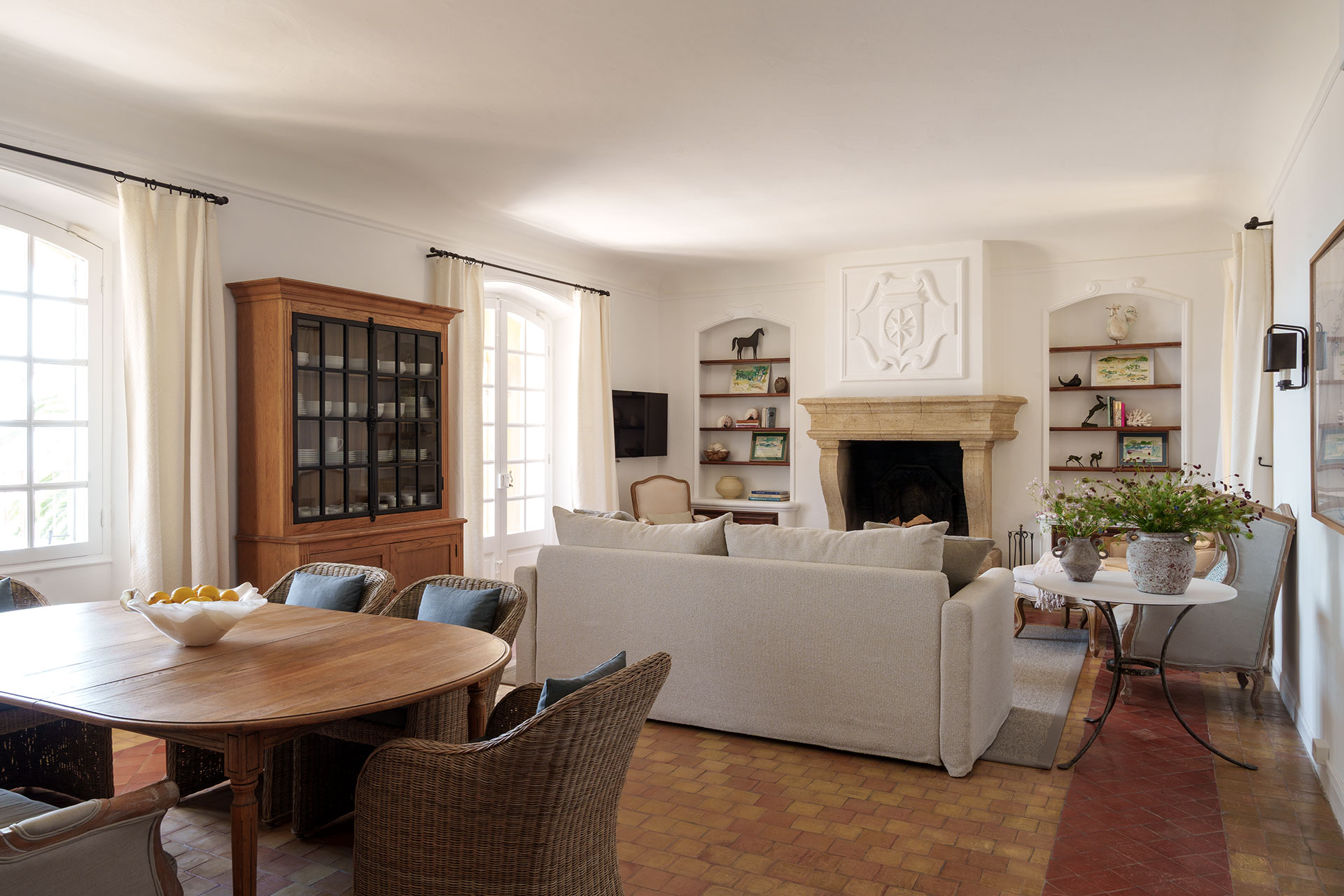 salon avec cheminée pierre décoration classique chic maison provençale Casa del Sol Grasse salon avec cheminée pierre décoration classique chic maison provençale Casa del Sol Grasse