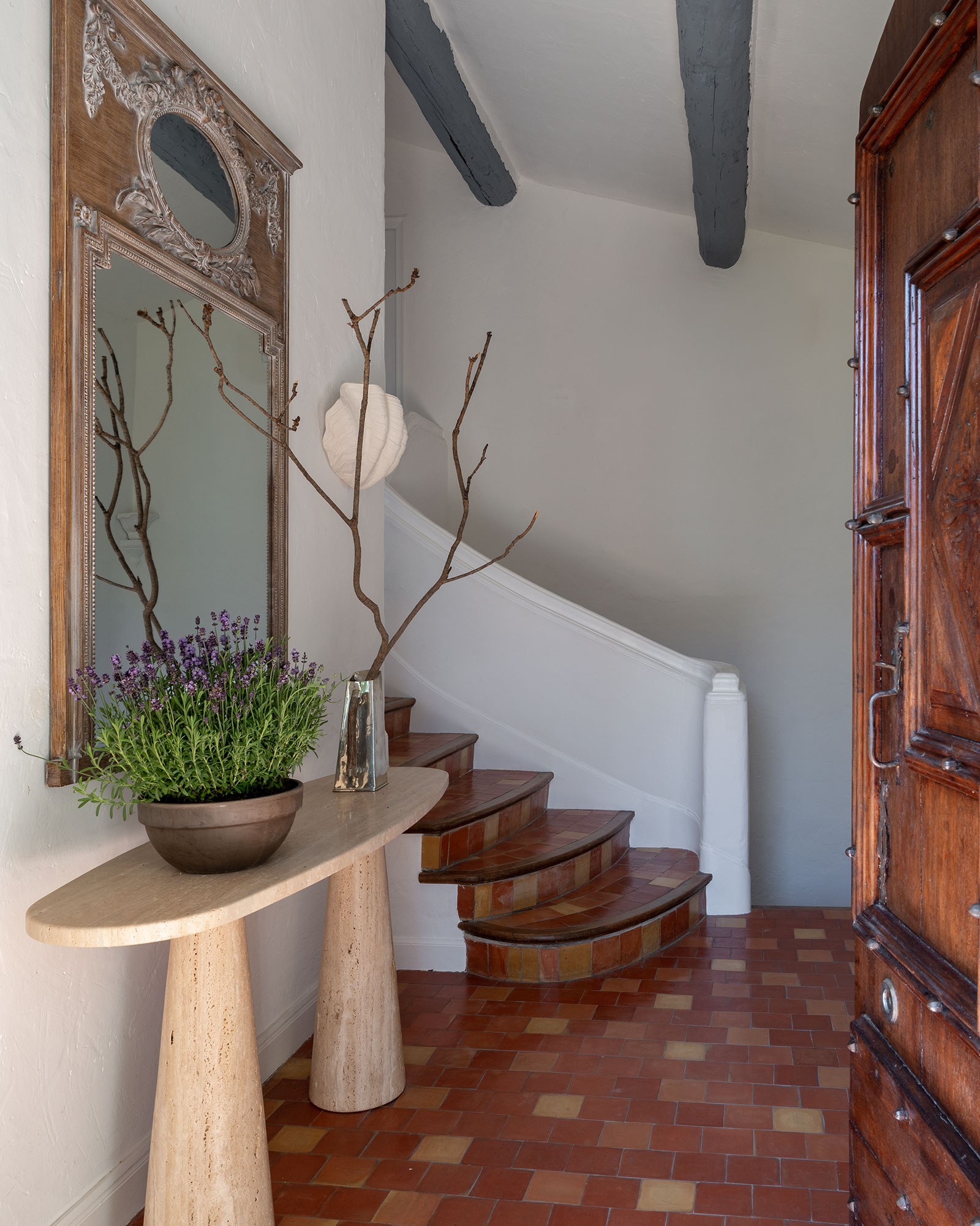 entrée avec poutres et escalier décoration classique chic maison provençale Casa del Sol Grasse entrée avec poutres et escalier décoration classique chic maison provençale Casa del Sol Grasse