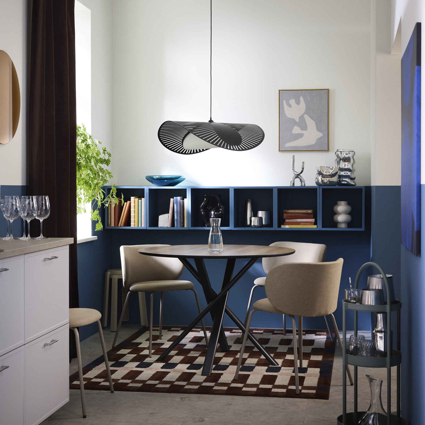 salle à manger bleue et blanche salle à manger bleue et blanche