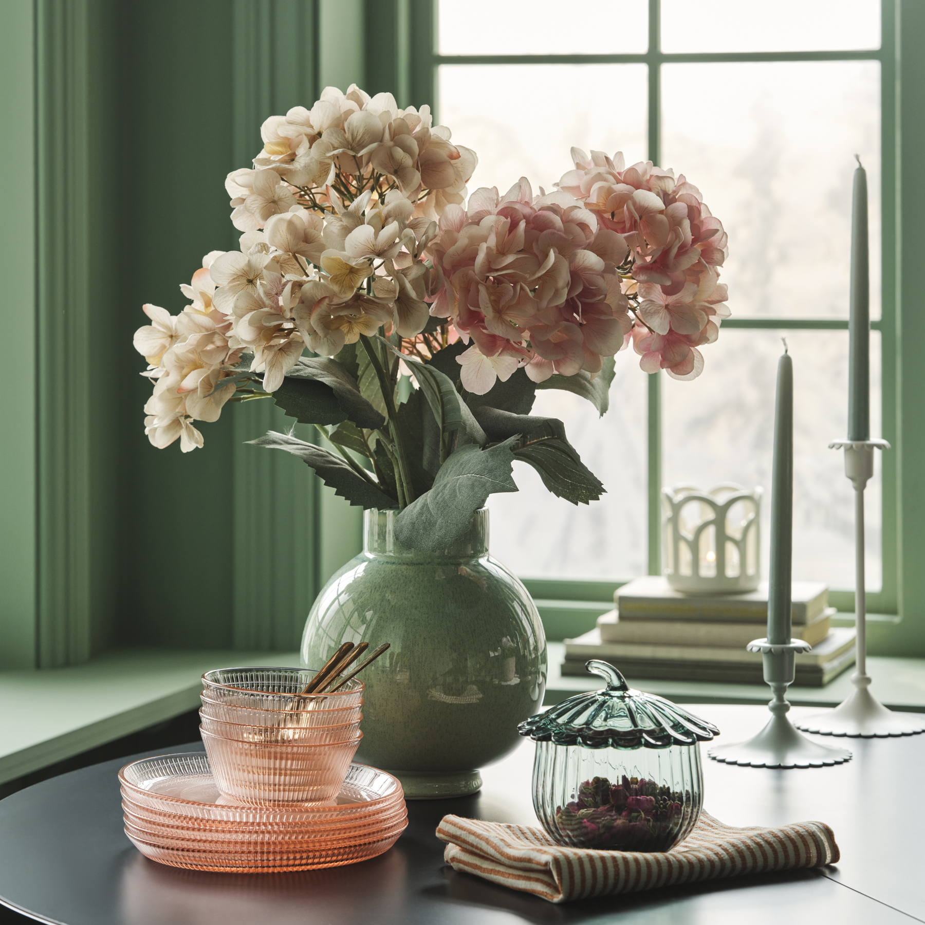 vase vert avec fleurs roses vase vert avec fleurs roses
