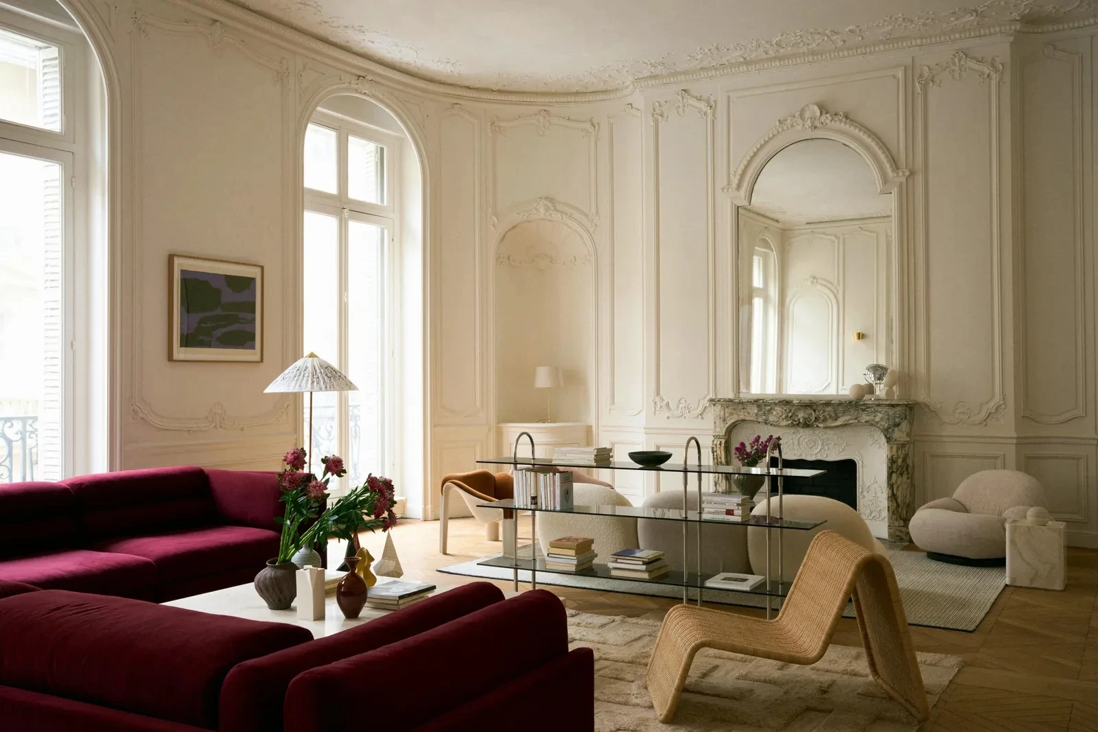 appartement haussmannien rénové style moderne avec cheminée marbre