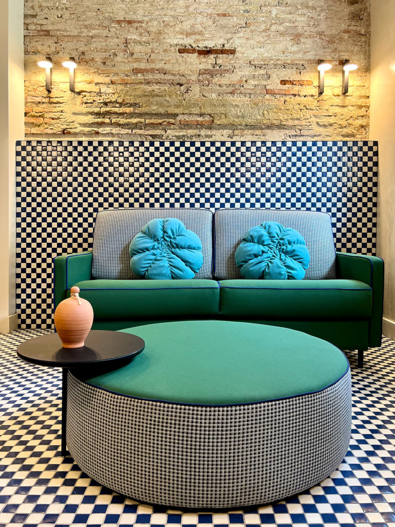 salon avec carrelage à damier et mur de briques ancienne décoration contemporaine maison de pêcheur rénovée à Valencia El Rincón de María Vicenta