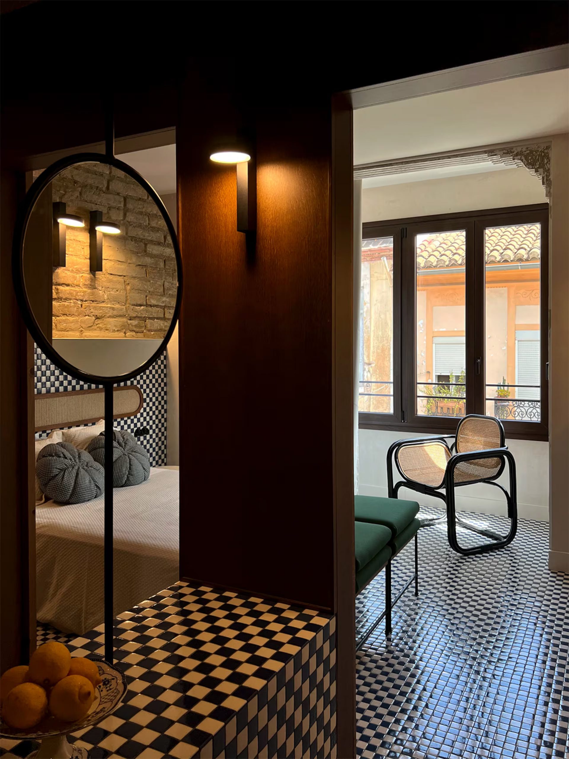 chambre avec carrelage à damier et mur de briques ancienne décoration contemporaine maison de pêcheur rénovée à Valencia El Rincón de María Vicenta