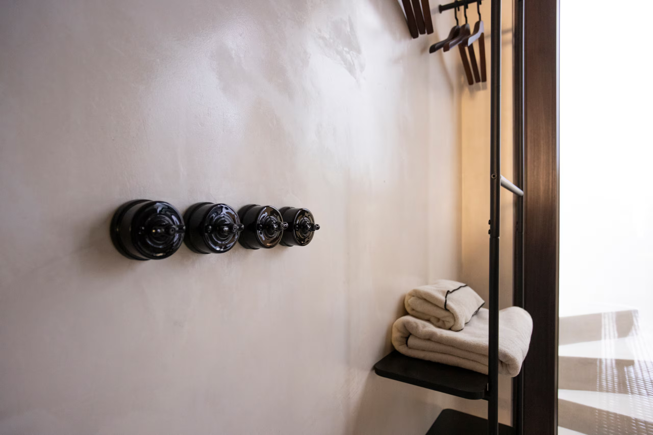 salle de bain murs enduits et interrupteurs de style vintage à Valencia El Rincón de María Vicenta