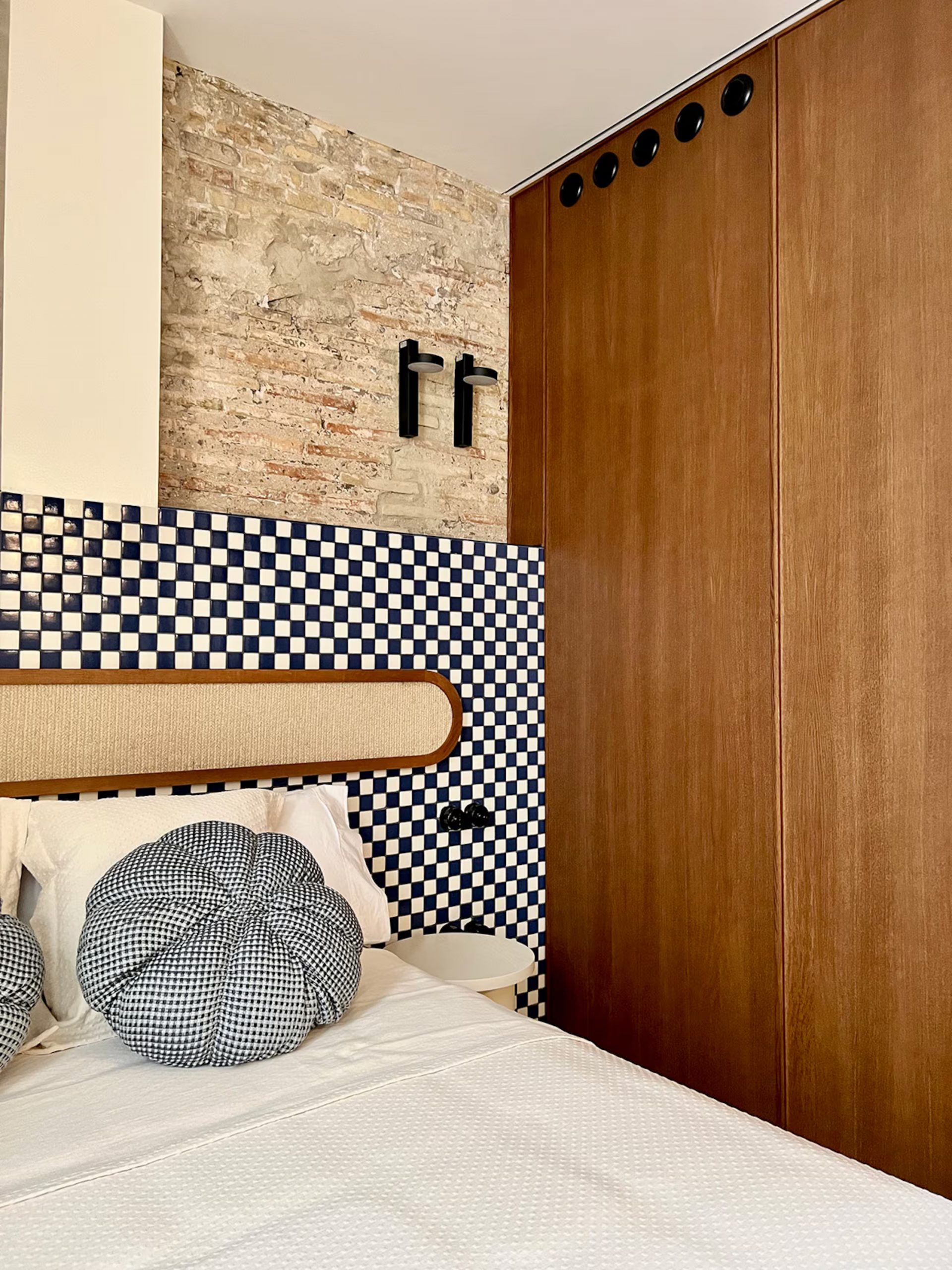 chambre avec carrelage à damier et mur de briques ancienne décoration contemporaine maison de pêcheur rénovée à Valencia El Rincón de María Vicenta