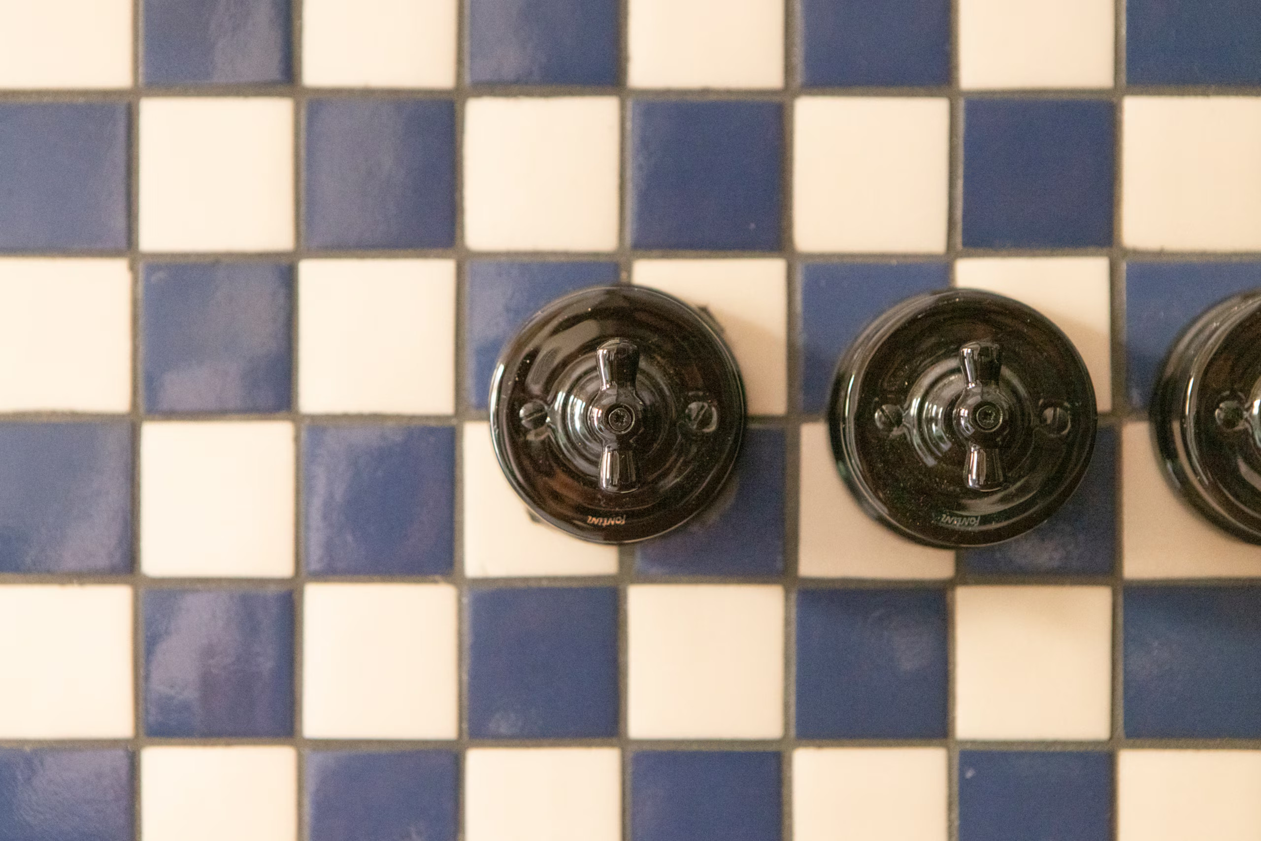 interrupteurs style vintage et carrelage à damier dans cuisine Valencia El Rincón de María Vicenta