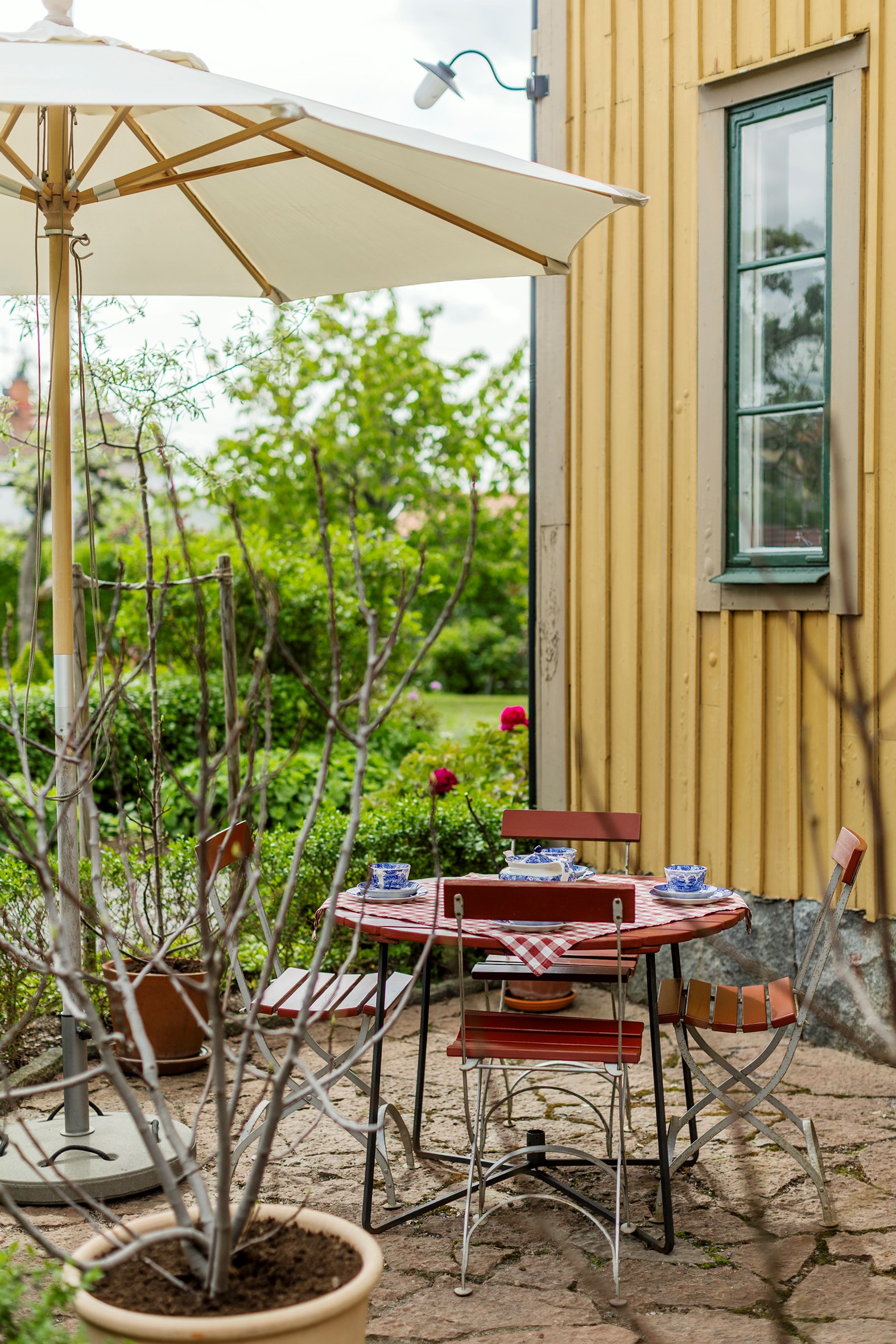jardin maison en bois jaune Suède jardin maison en bois jaune Suède