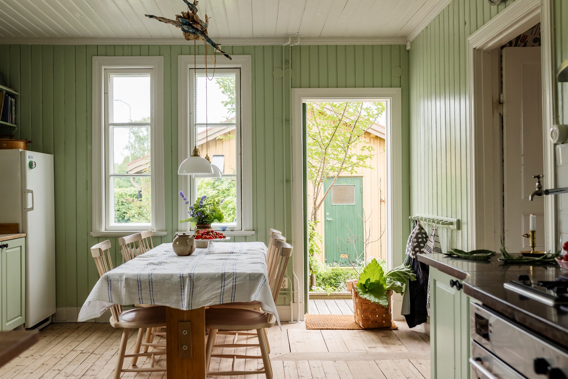 cuisine verte décoration vintage et rustique chic maison en bois jaune Suède cuisine verte décoration vintage et rustique chic maison en bois jaune Suède