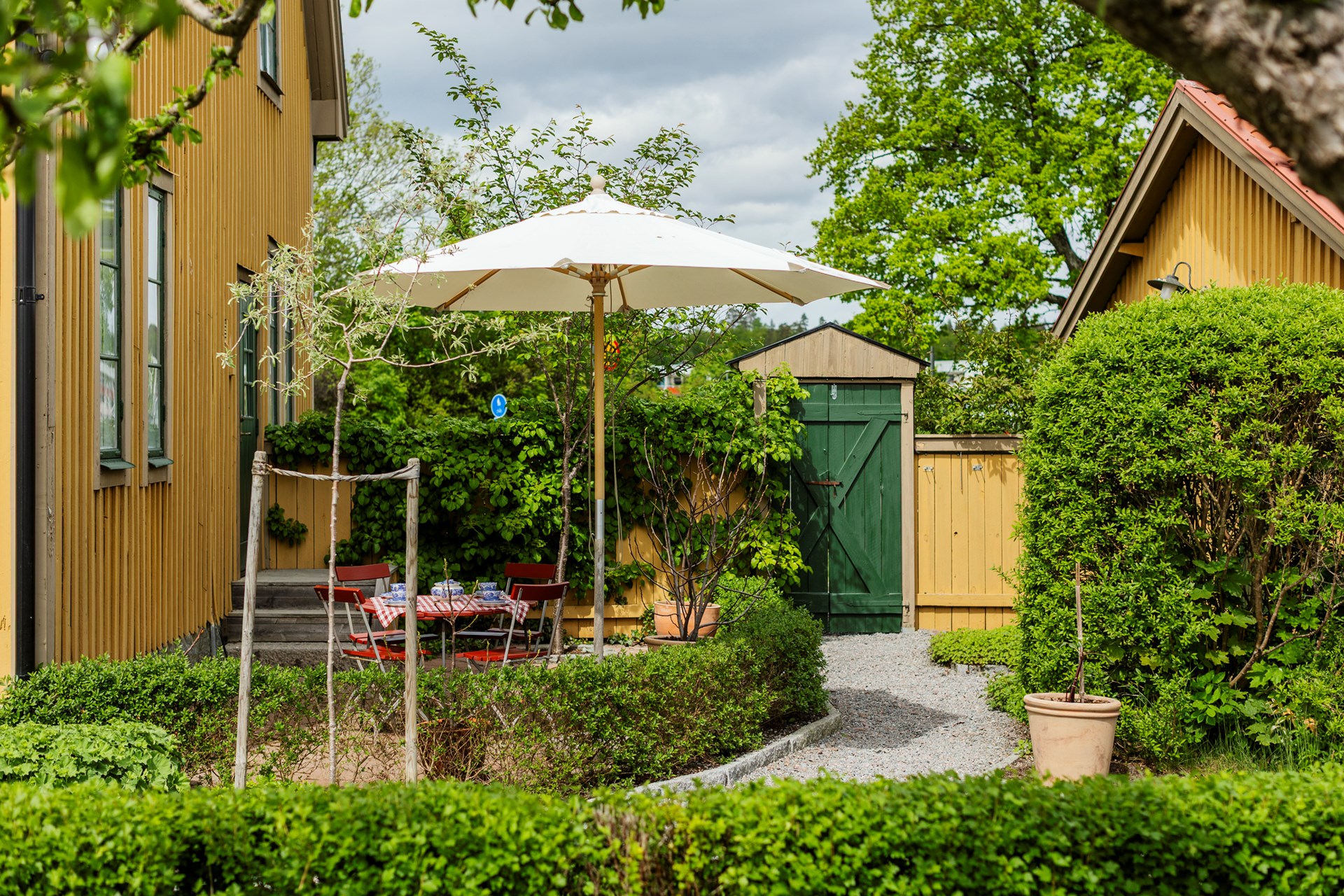 jardin maison en bois jaune Suède jardin maison en bois jaune Suède