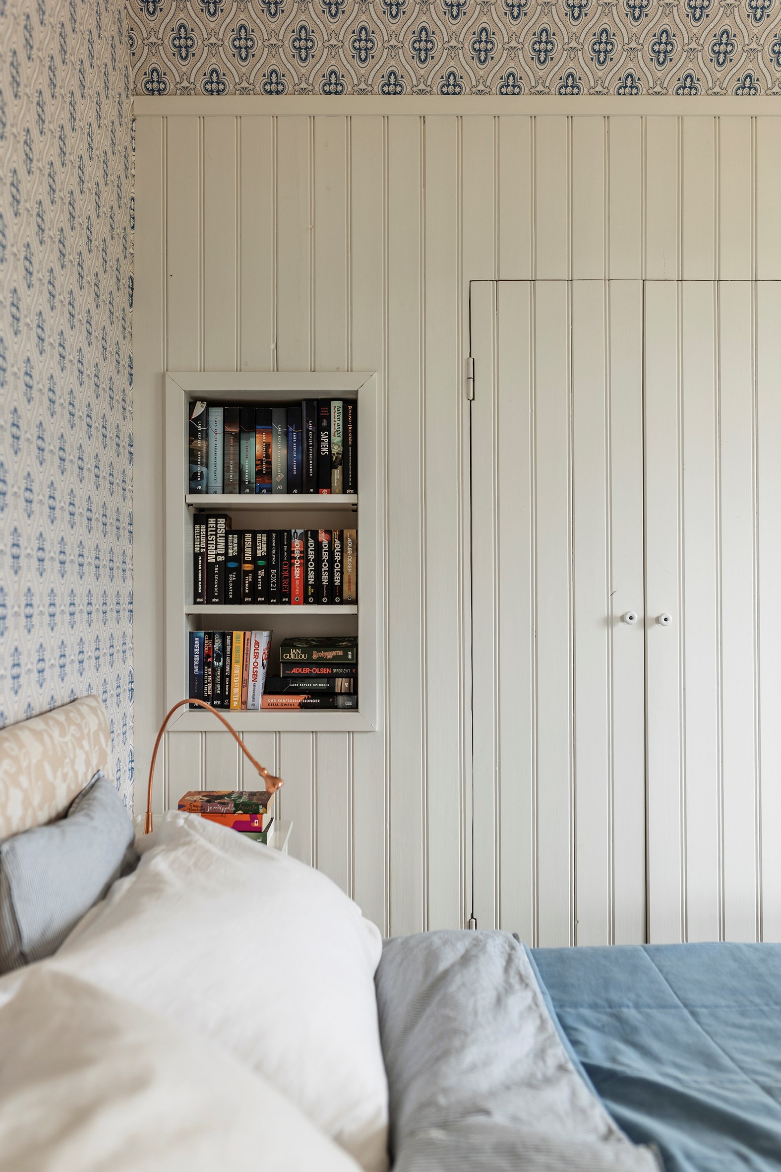 chambre bleue et beige décoration vintage et rustique chic maison en bois jaune Suède chambre bleue et beige décoration vintage et rustique chic maison en bois jaune Suède