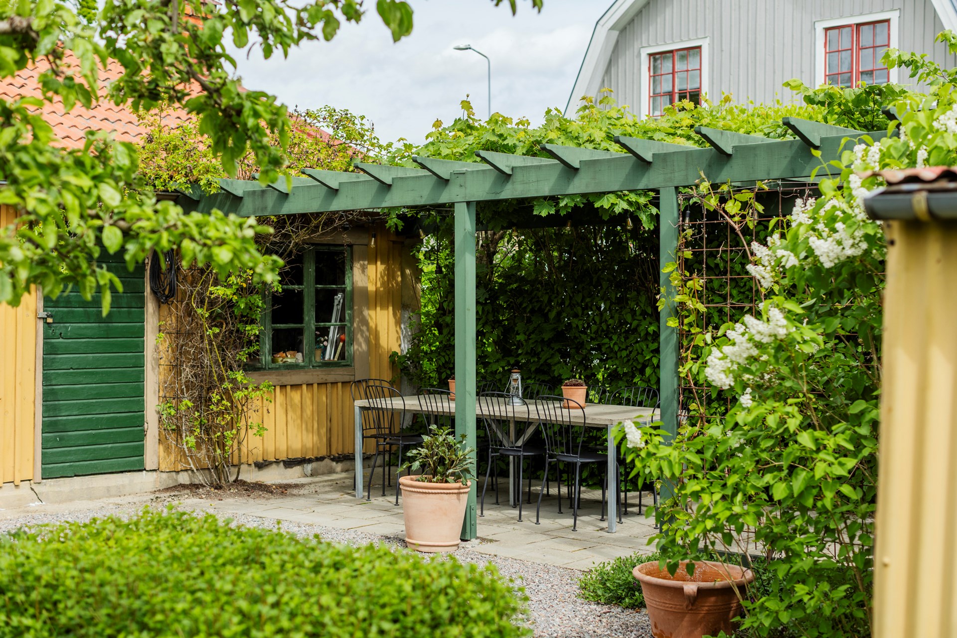 jardin maison en bois jaune Suède jardin maison en bois jaune Suède