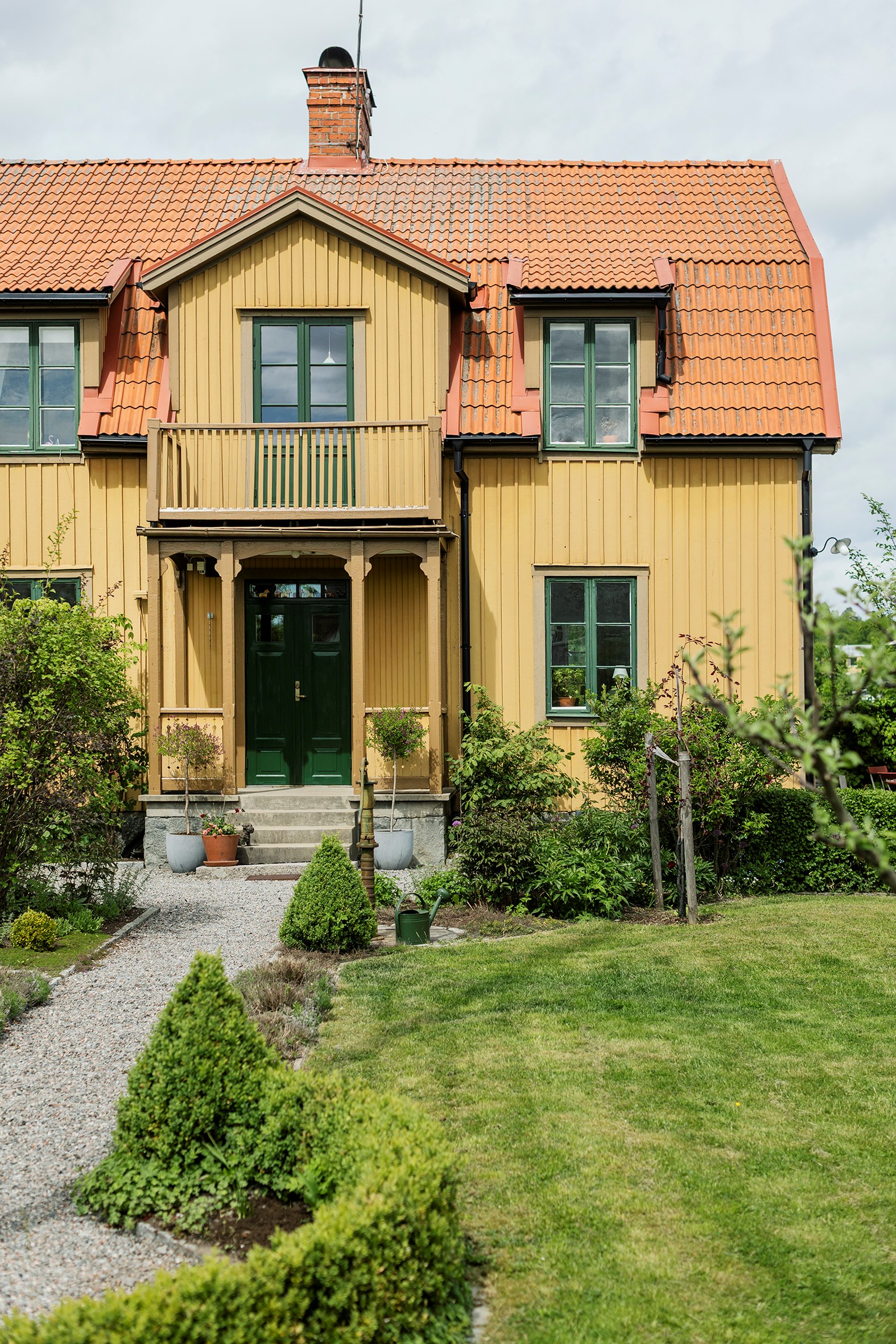jardin maison en bois jaune Suède jardin maison en bois jaune Suède