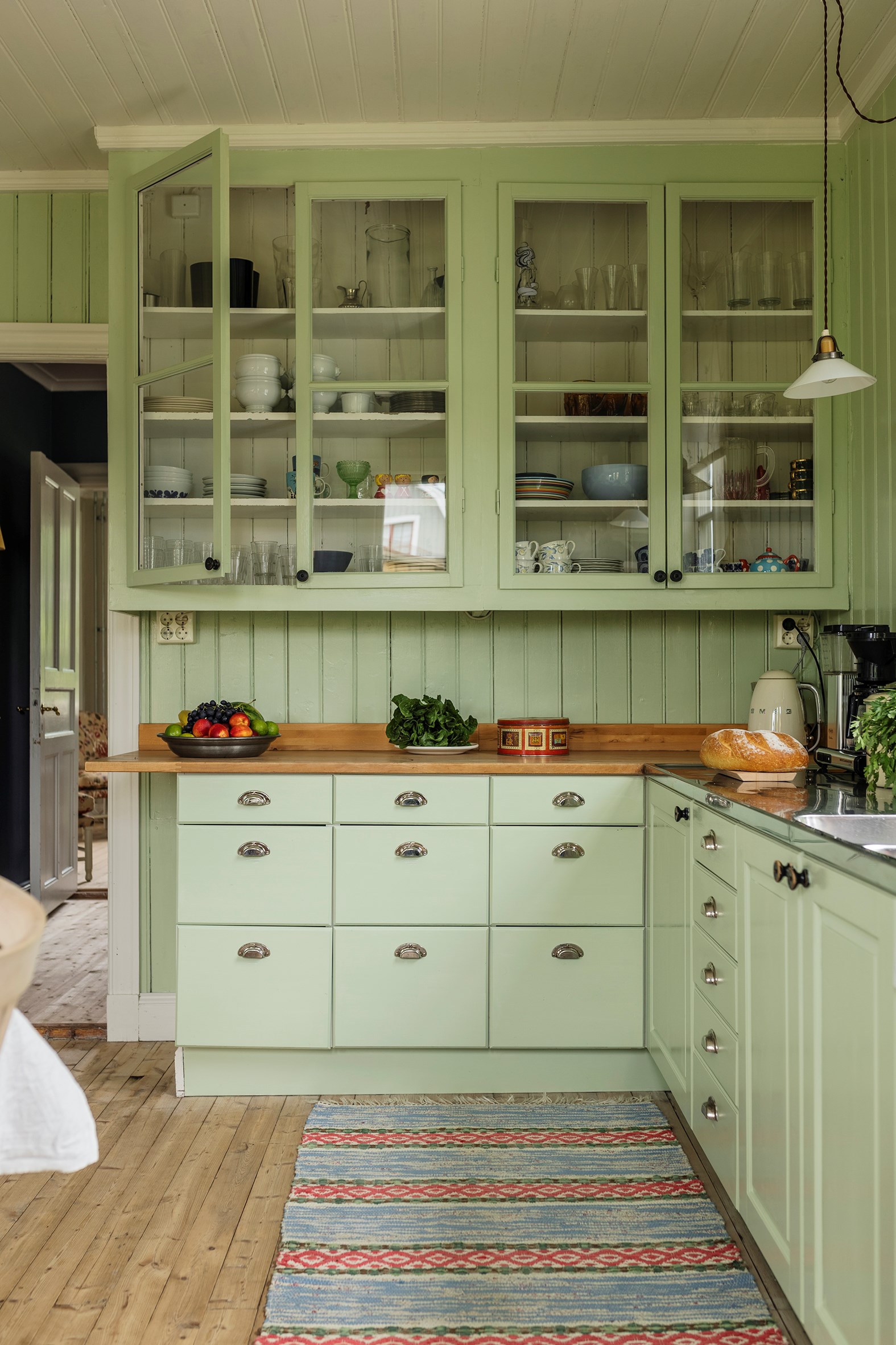 cuisine verte décoration vintage et rustique chic maison en bois jaune Suède cuisine verte décoration vintage et rustique chic maison en bois jaune Suède