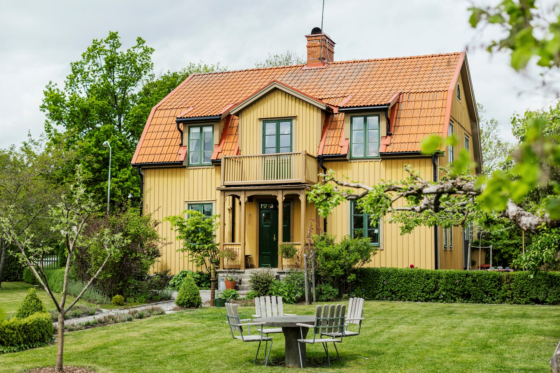 jardin maison en bois jaune Suède jardin maison en bois jaune Suède