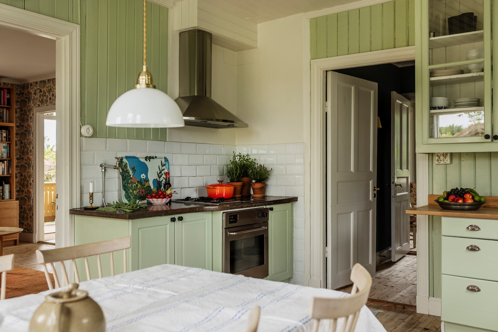cuisine verte décoration vintage et rustique chic maison en bois jaune Suède cuisine verte décoration vintage et rustique chic maison en bois jaune Suède