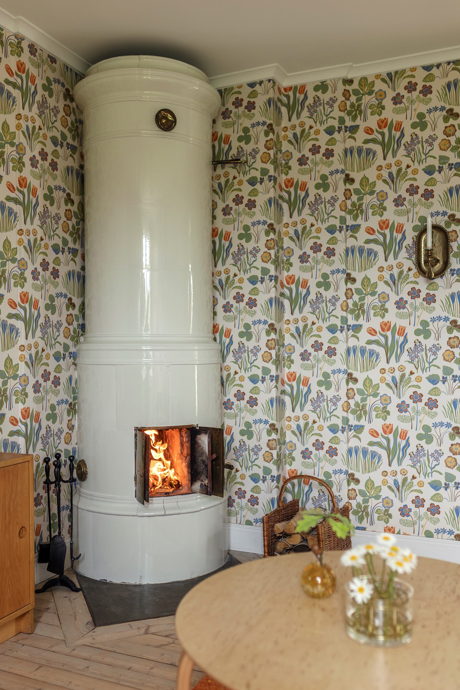 salon papier-peint Joseph Frank avec poêle en faïence décoration vintage et rustique chic maison en bois jaune Suède salon papier-peint Joseph Frank avec poêle en faïence décoration vintage et rustique chic maison en bois jaune Suède