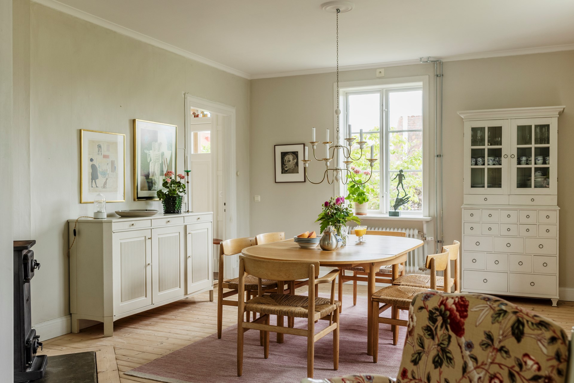 salle à manger avec poêle ancien en métal décoration vintage et rustique chic maison en bois jaune Suède salle à manger avec poêle ancien en métal décoration vintage et rustique chic maison en bois jaune Suède
