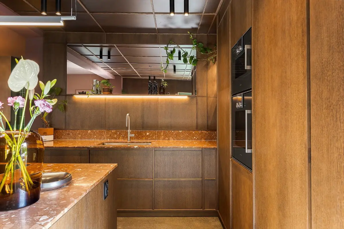 cuisine ouverte chêne foncé décoration contemporaine appartement rénové à Oslo cuisine ouverte chêne foncé décoration contemporaine appartement rénové à Oslo