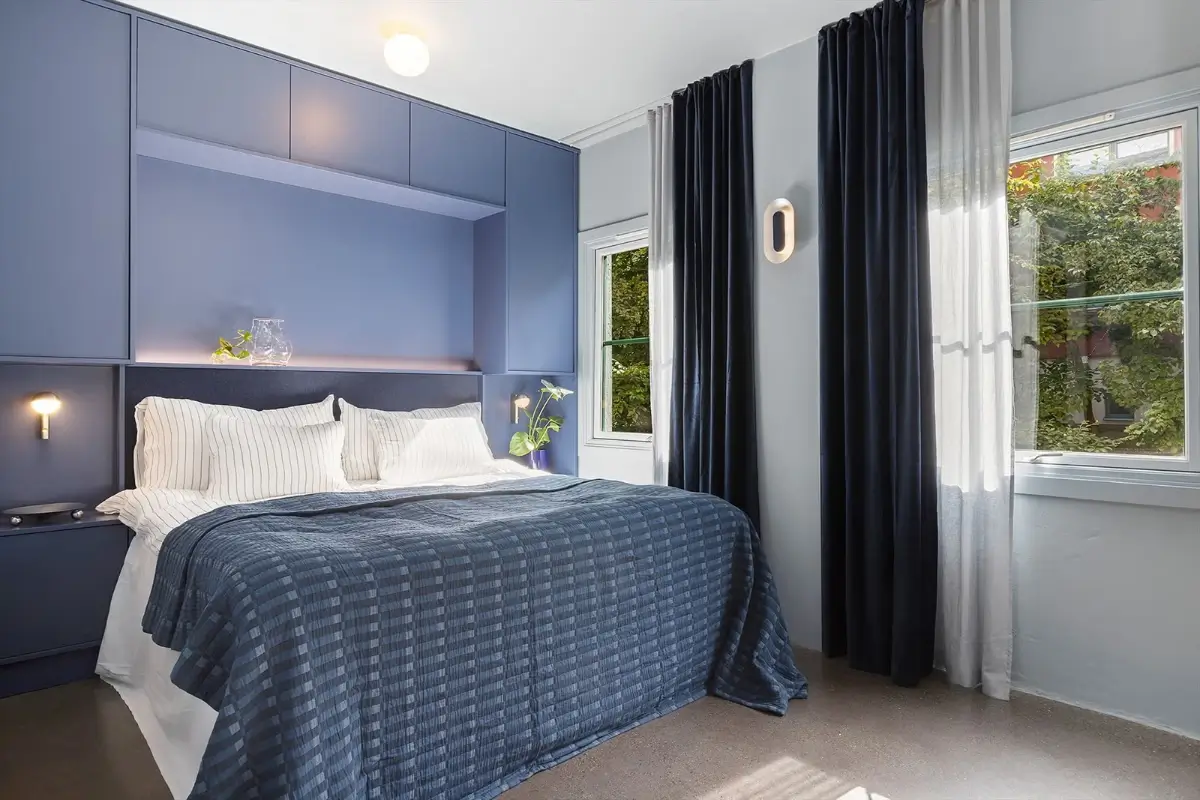 chambre bleue décoration contemporaine colorée appartement rénové à Oslo chambre bleue décoration contemporaine colorée appartement rénové à Oslo