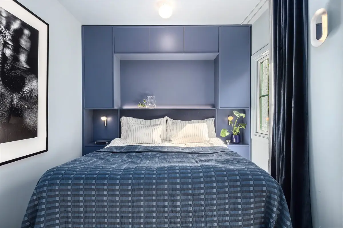 chambre bleue décoration contemporaine colorée appartement rénové à Oslo chambre bleue décoration contemporaine colorée appartement rénové à Oslo