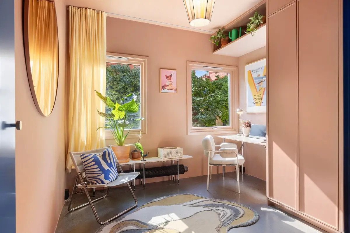 bureau terracotta décoration contemporaine colorée appartement rénové à Oslo bureau terracotta décoration contemporaine colorée appartement rénové à Oslo