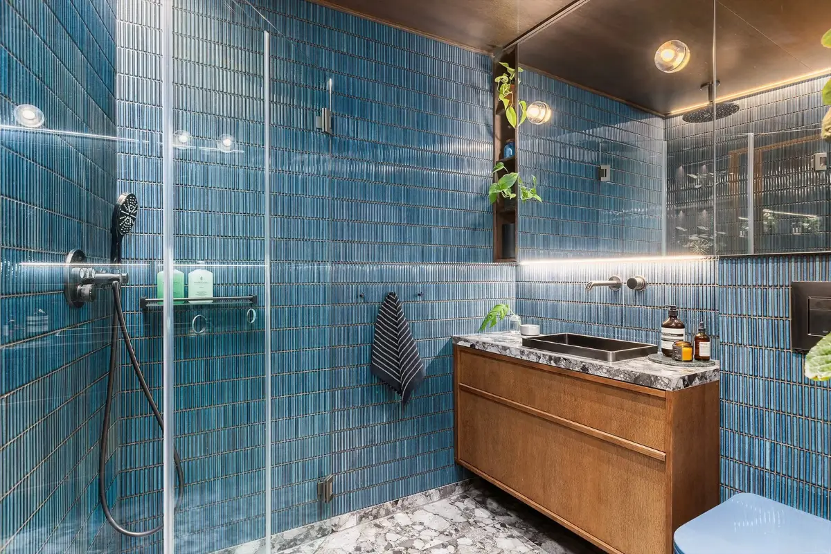salle de bain bleue chêne foncé et marbre décoration contemporaine colorée appartement rénové à Oslo salle de bain bleue chêne foncé et marbre décoration contemporaine colorée appartement rénové à Oslo