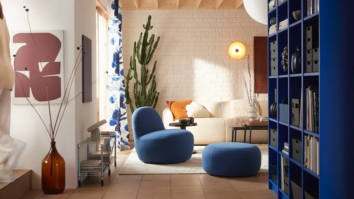 salon IKEA décoration contemporaine fauteuil bleu