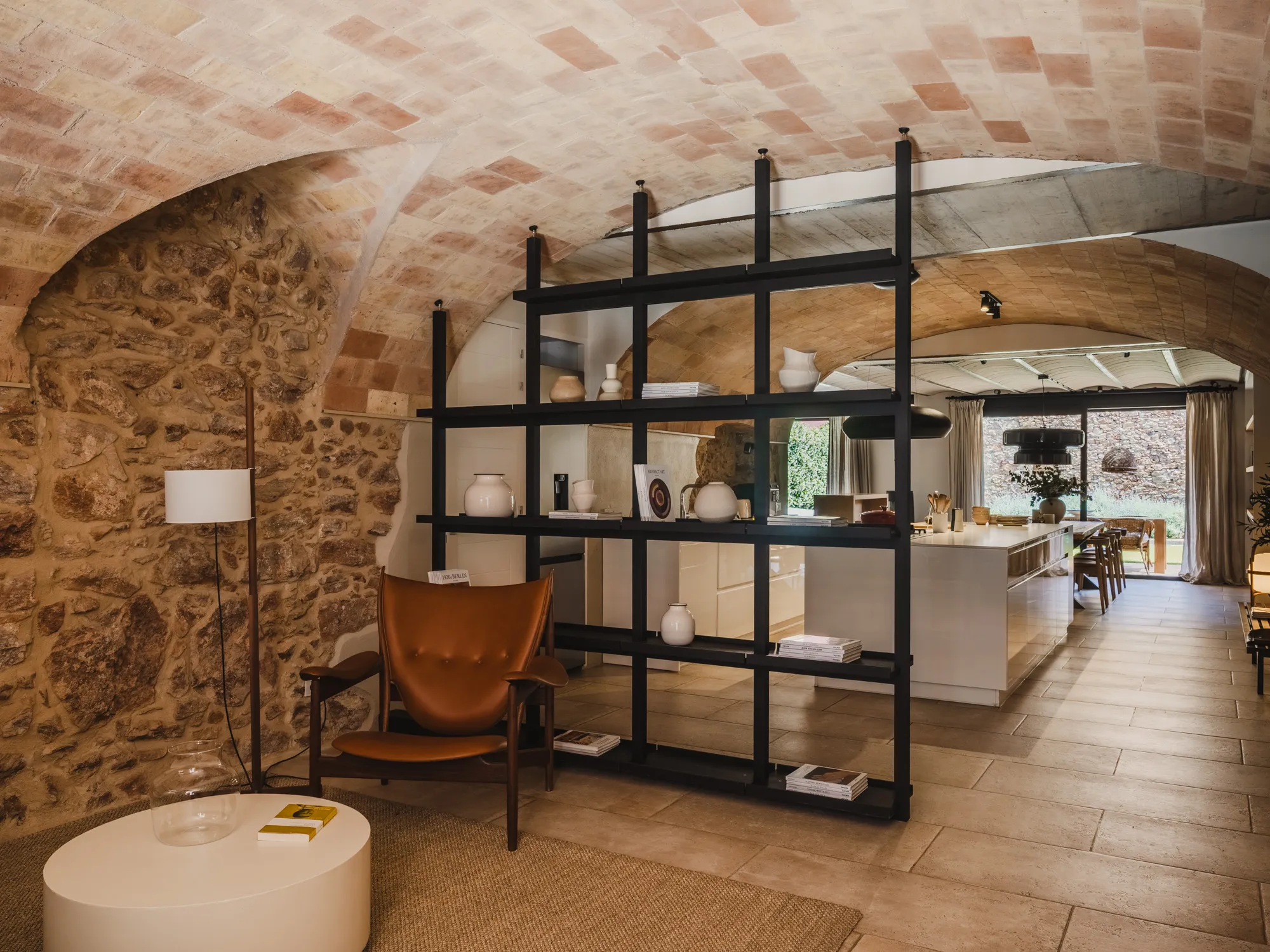 salon et cuisine décoration contemporaine maison murs de pierres et plafonds voûtés en brique
