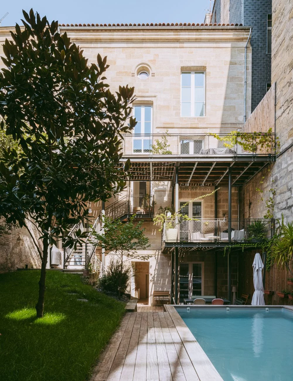 maison de ville avec piscine à Bordeaux jardin avec piscine et décoration contemporaine
