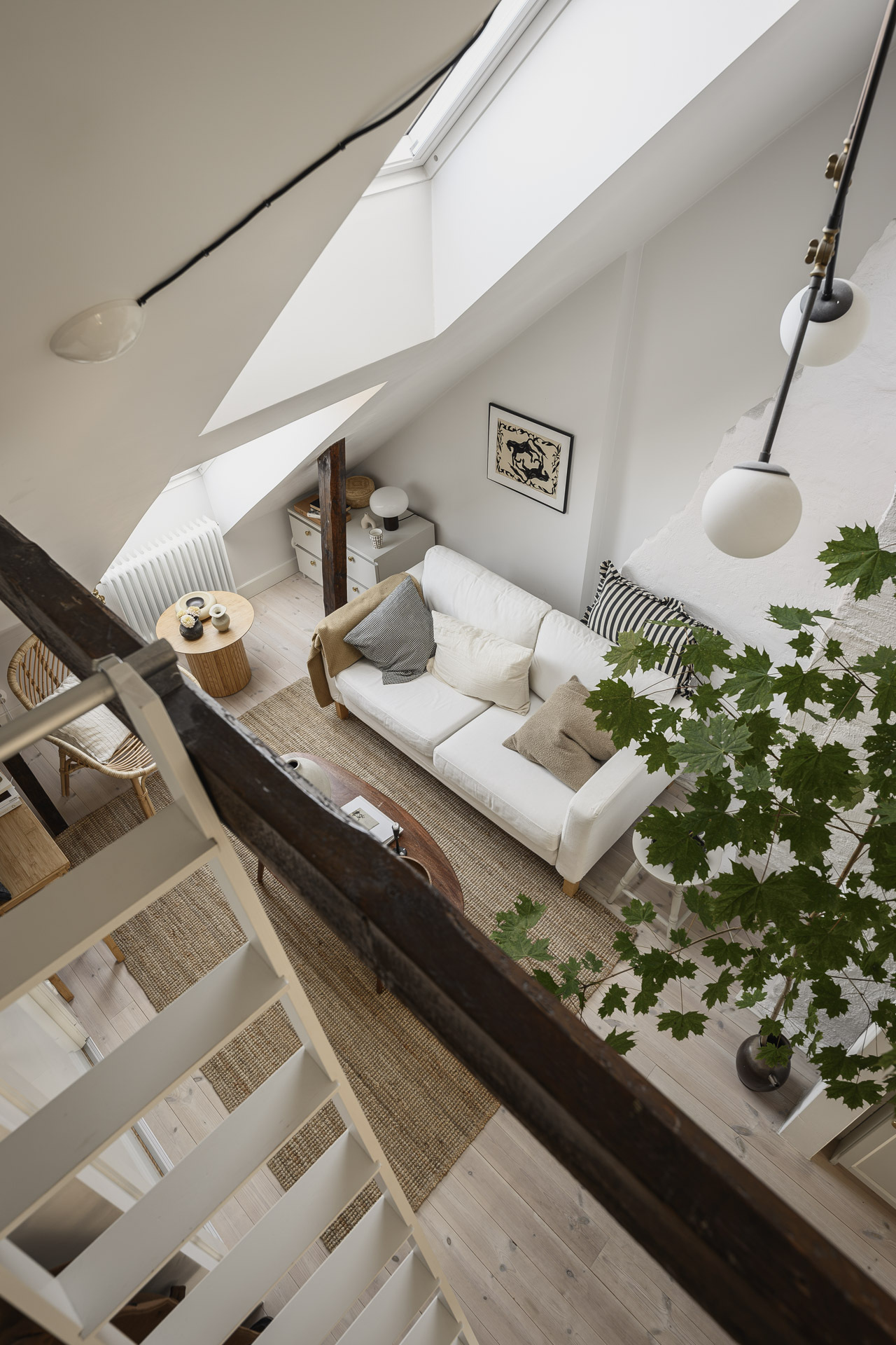 salon décoration scandinave studio mansardé 24m2 avec mezzanine