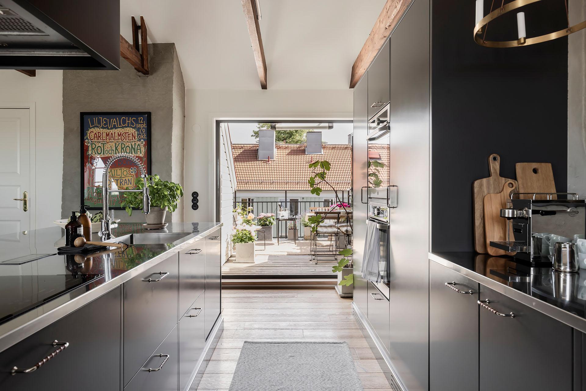 cuisine grise contemporaine avec terrasse cuisine grise contemporaine avec terrasse