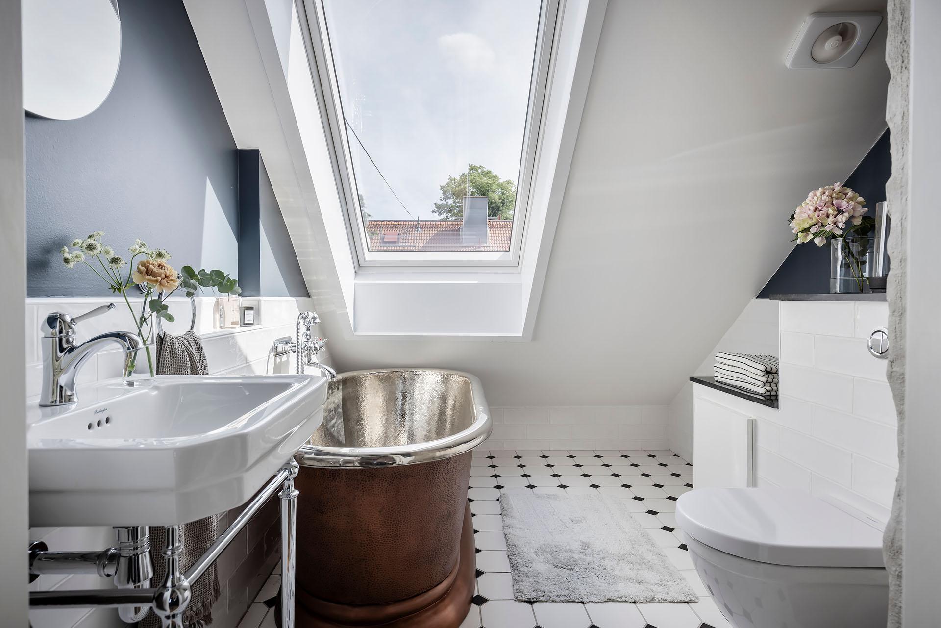 salle de bain mansardée avec baignoire cuivre rétro salle de bain mansardée avec baignoire cuivre rétro