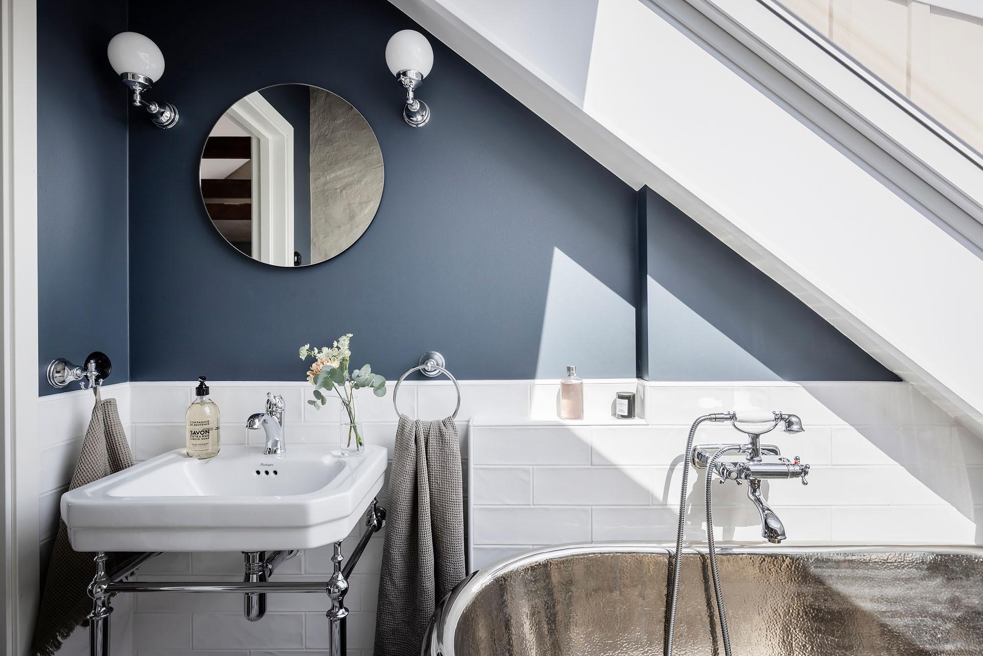 salle de bain mansardée avec baignoire cuivre rétro salle de bain mansardée avec baignoire cuivre rétro