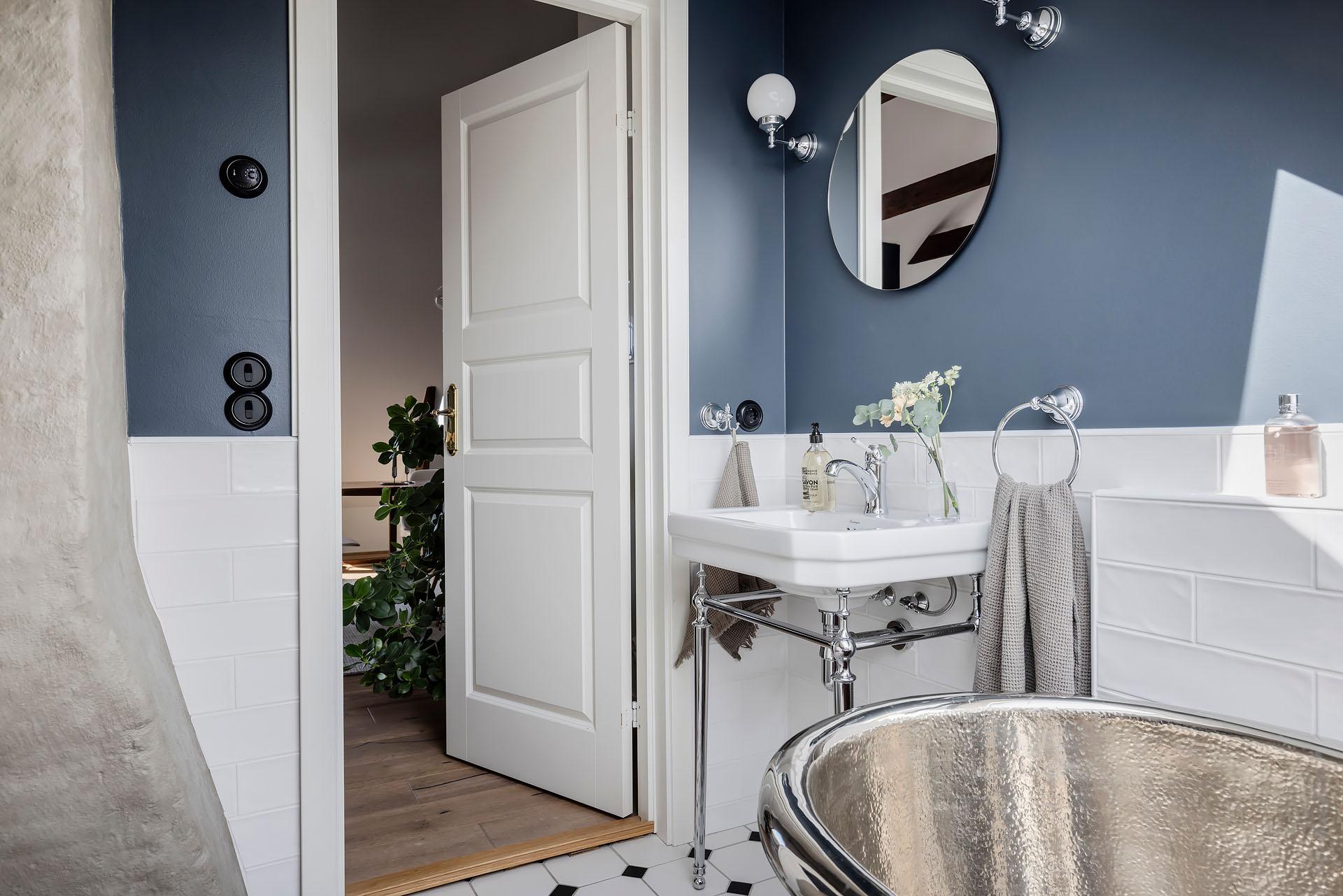 salle de bain murs bleus avec baignoire cuivre rétro salle de bain murs bleus avec baignoire cuivre rétro