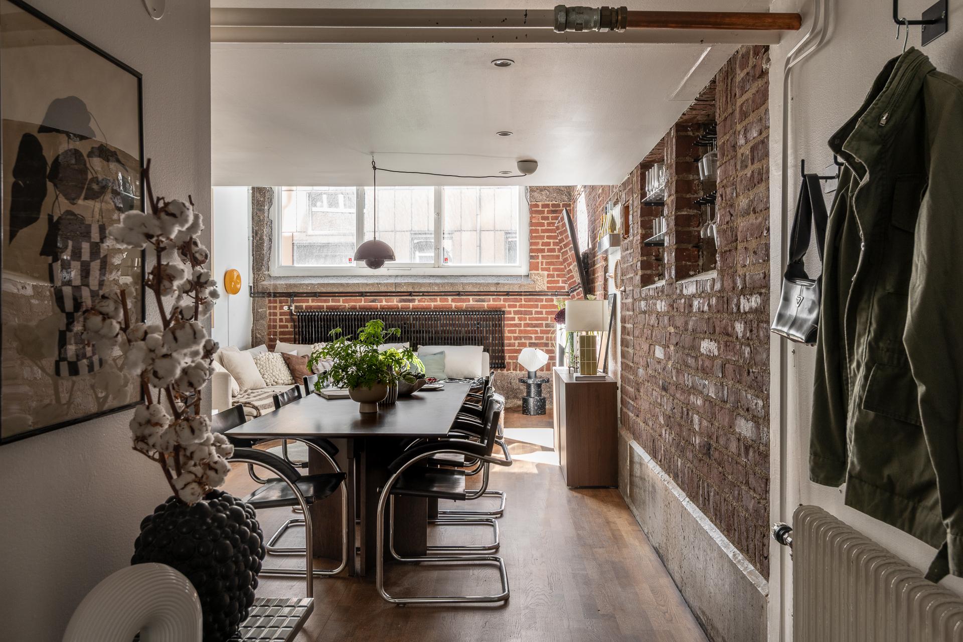 salle à manger et salon murs de briques et fenêtre cintrée appartement en duplex de 65m2 décoration scandinave salle à manger et salon murs de briques et fenêtre cintrée appartement en duplex de 65m2 décoration scandinave