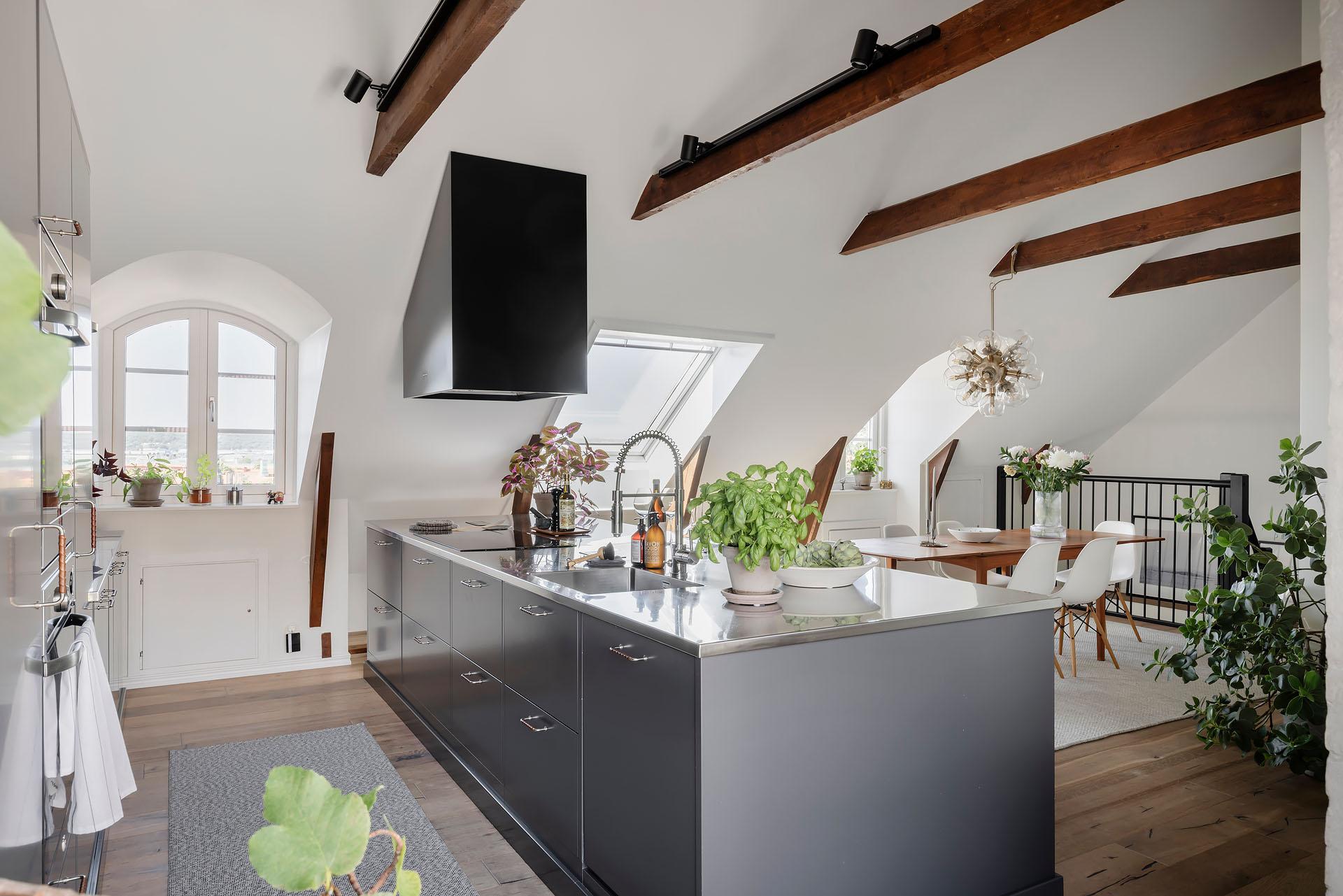 cuisine grise contemporaine et salle à manger avec poutres décoration scandinave duplex 118m2 cuisine grise contemporaine et salle à manger avec poutres décoration scandinave duplex 118m2